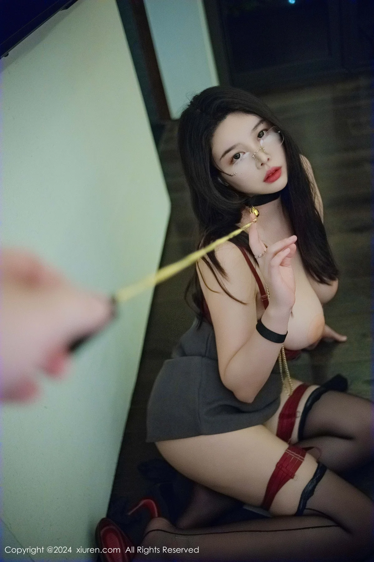 樱桃小犊子性感灰色西服配黑丝吊袜秀丰腴身材撩人绝美写真 第 33 张