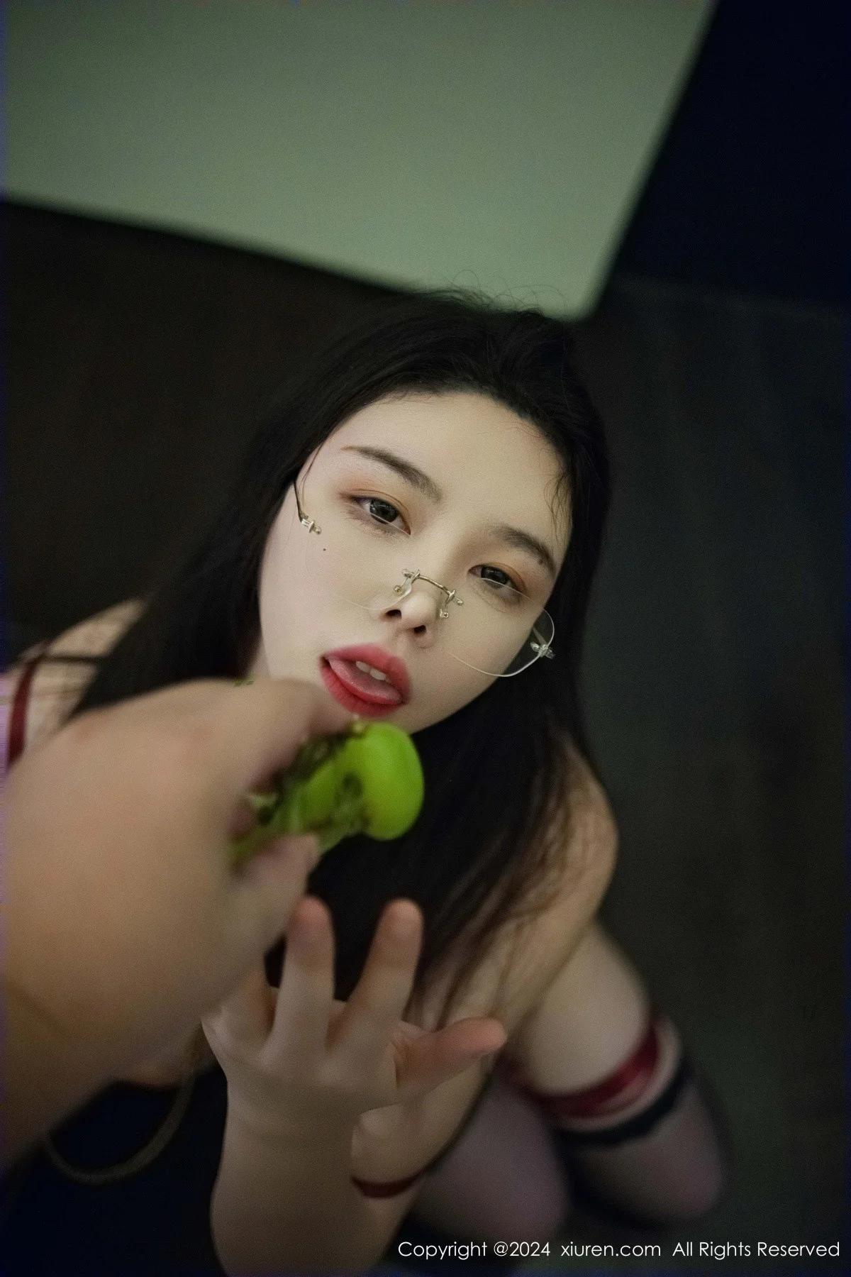 樱桃小犊子性感灰色西服配黑丝吊袜秀丰腴身材撩人绝美写真 第 36 张