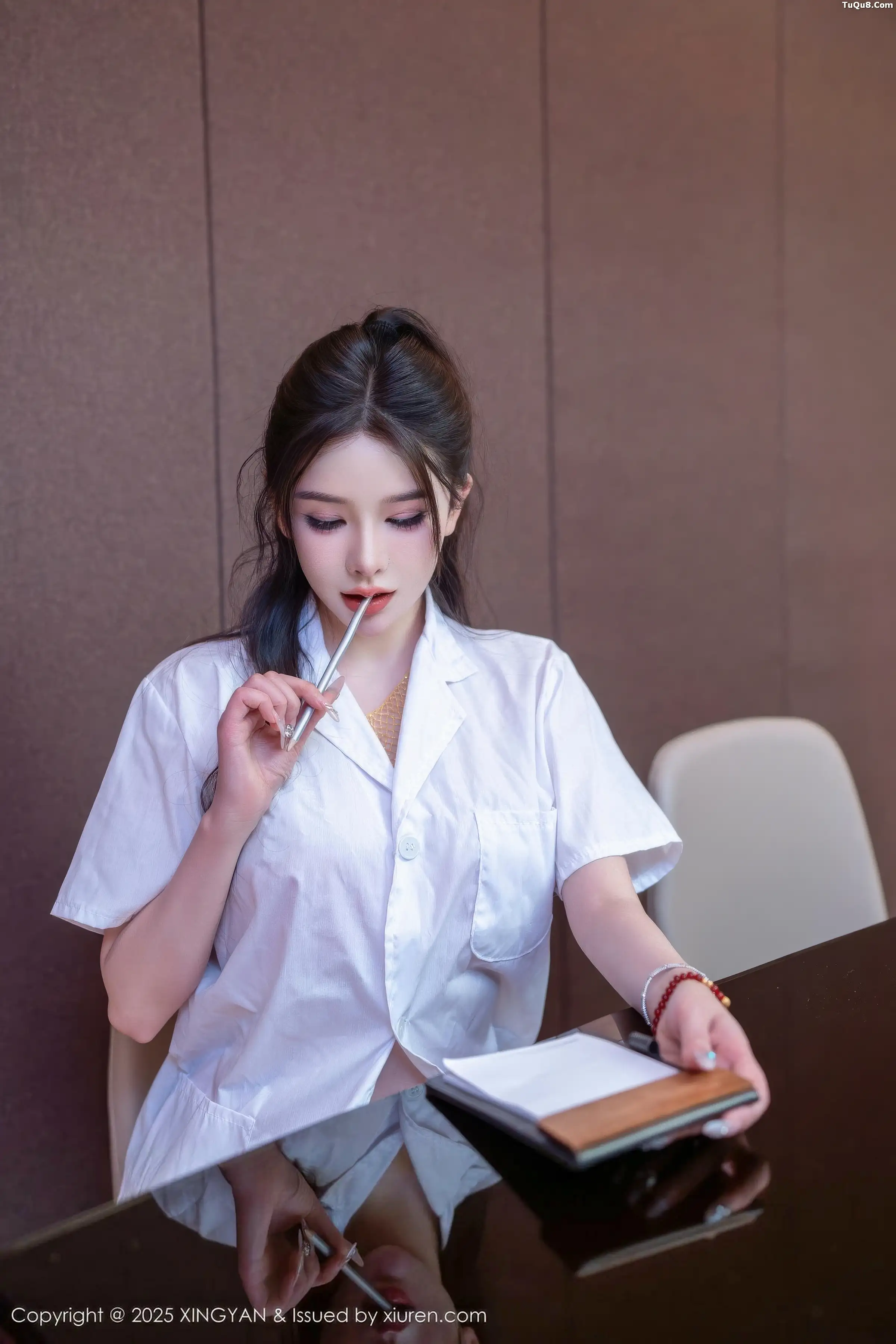 李丽莎性感红色蕾丝内衣配白色丝袜秀完美身材绝美写真 第 1 张