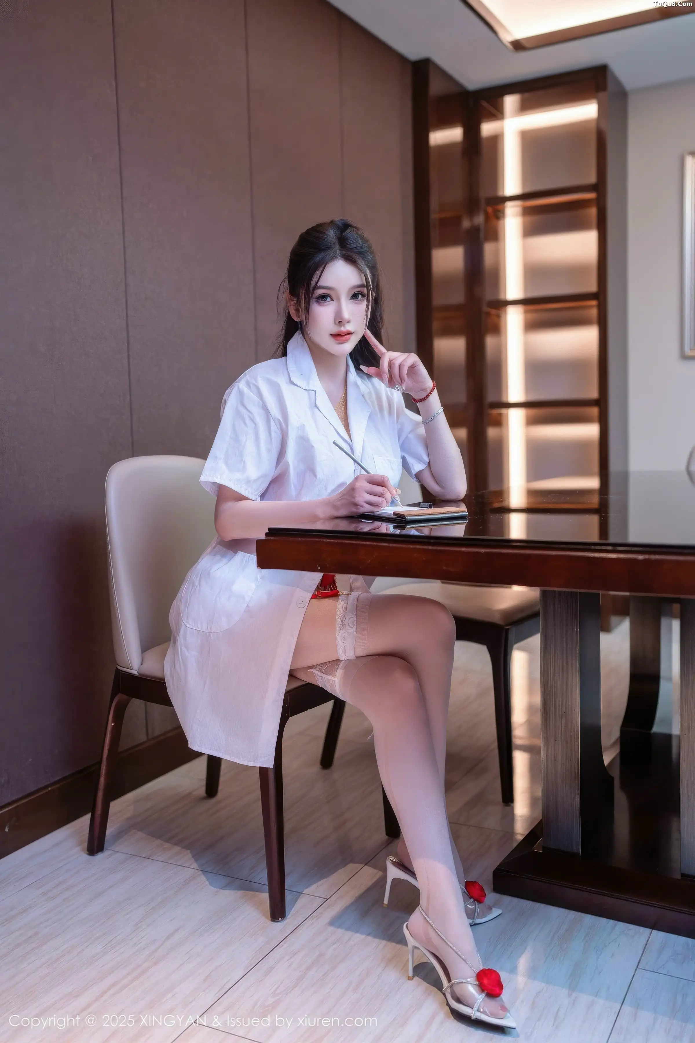 李丽莎性感红色蕾丝内衣配白色丝袜秀完美身材绝美写真 第 3 张