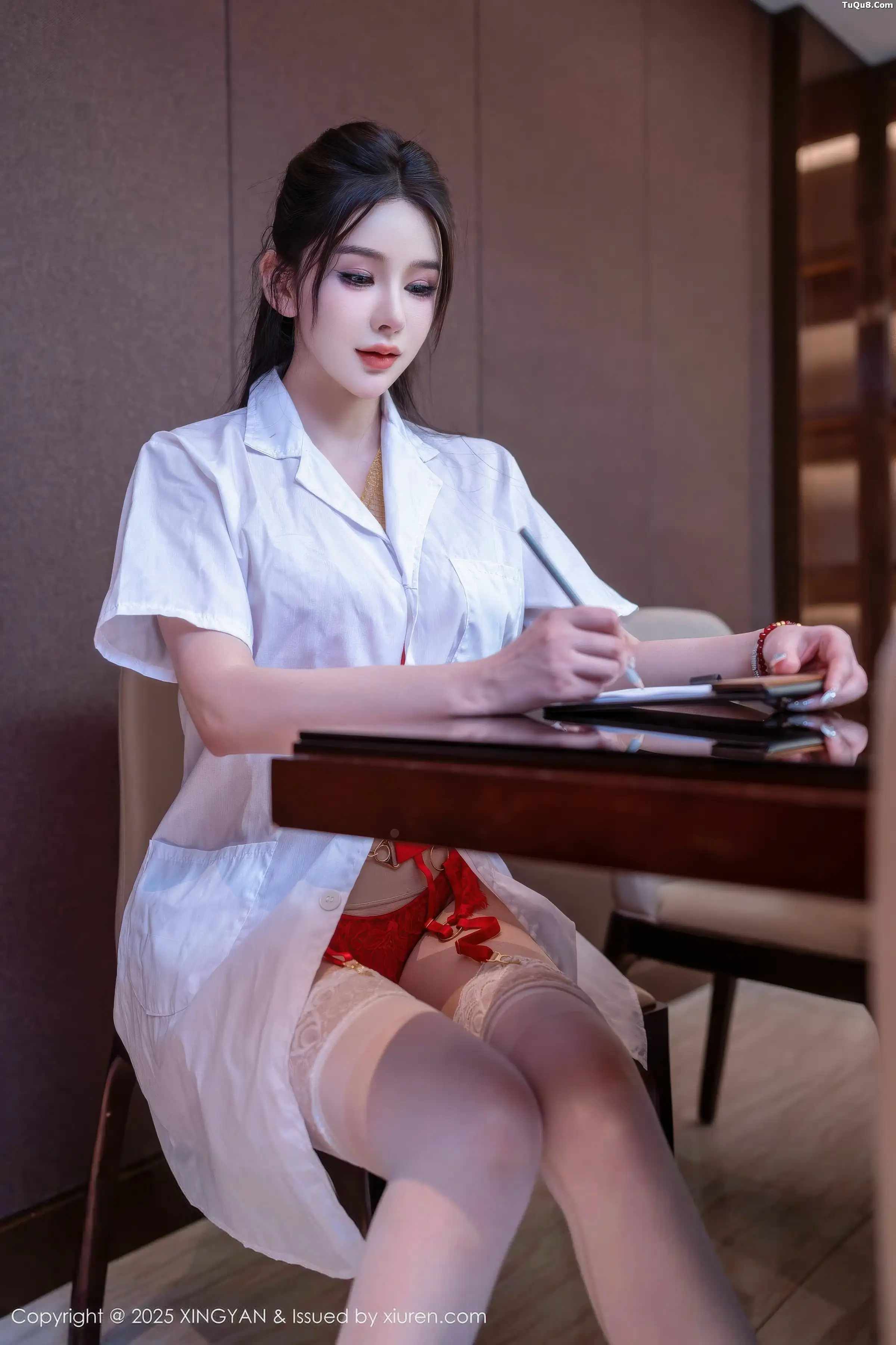 李丽莎性感红色蕾丝内衣配白色丝袜秀完美身材绝美写真 第 7 张