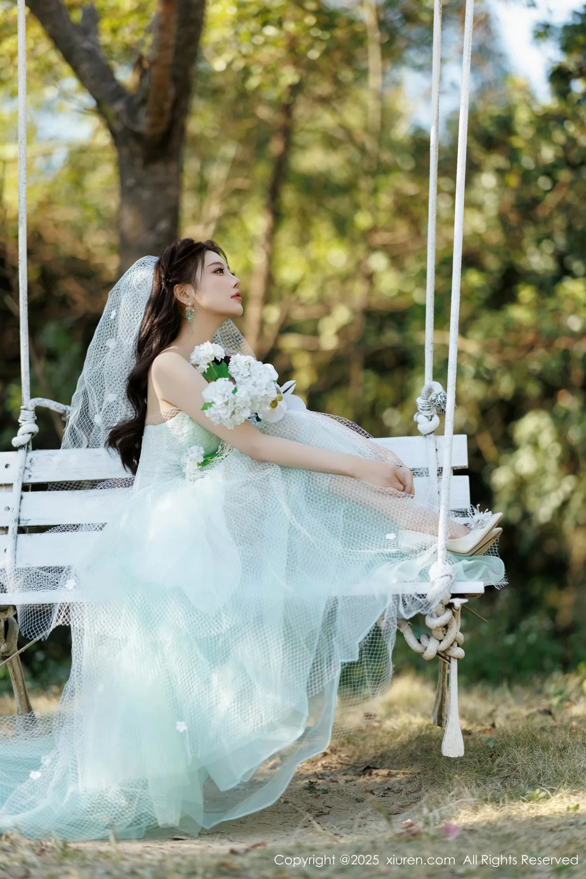 杨晨晨Yome性感白色情趣内衣配白丝吊袜秀丰腴身材绝美写真 第 13 张
