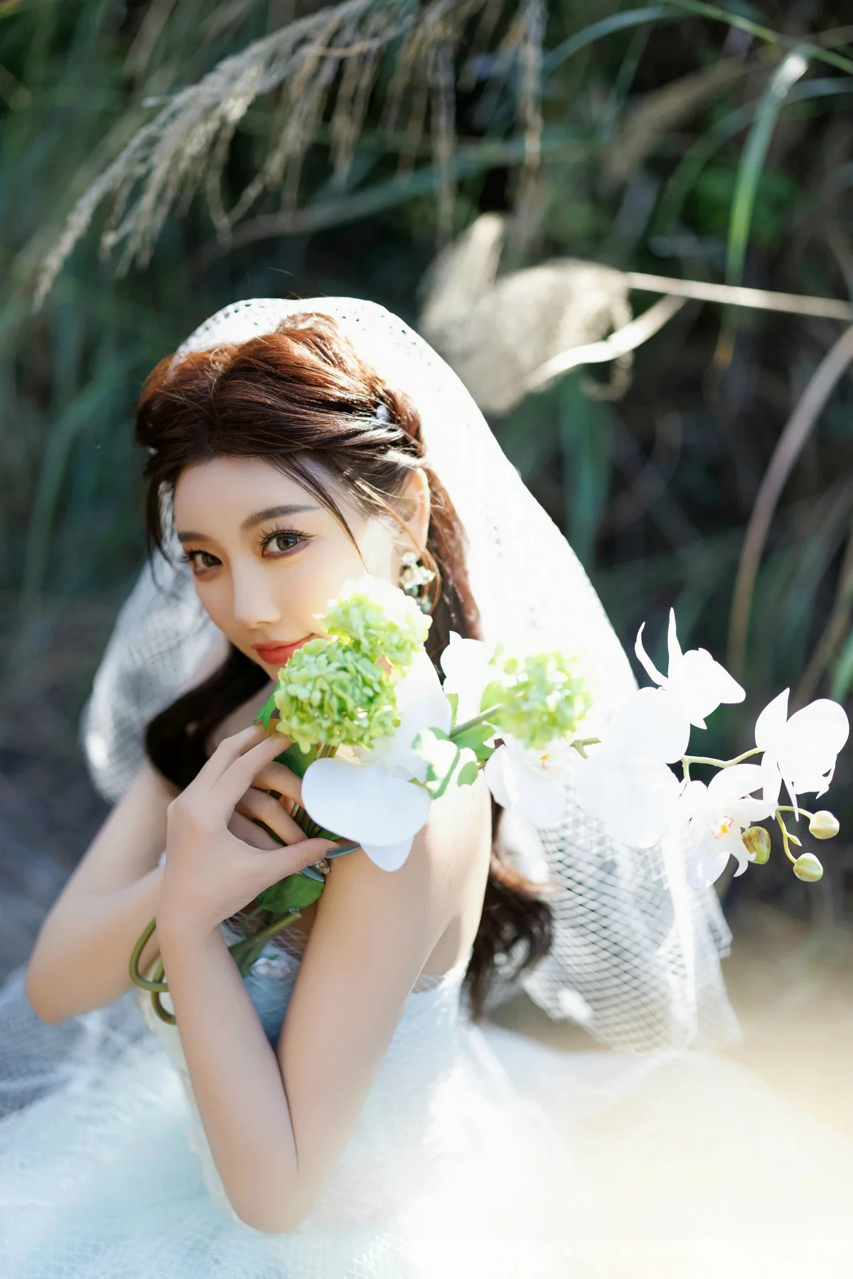 杨晨晨Yome性感白色情趣内衣配白丝吊袜秀丰腴身材绝美写真 第 20 张