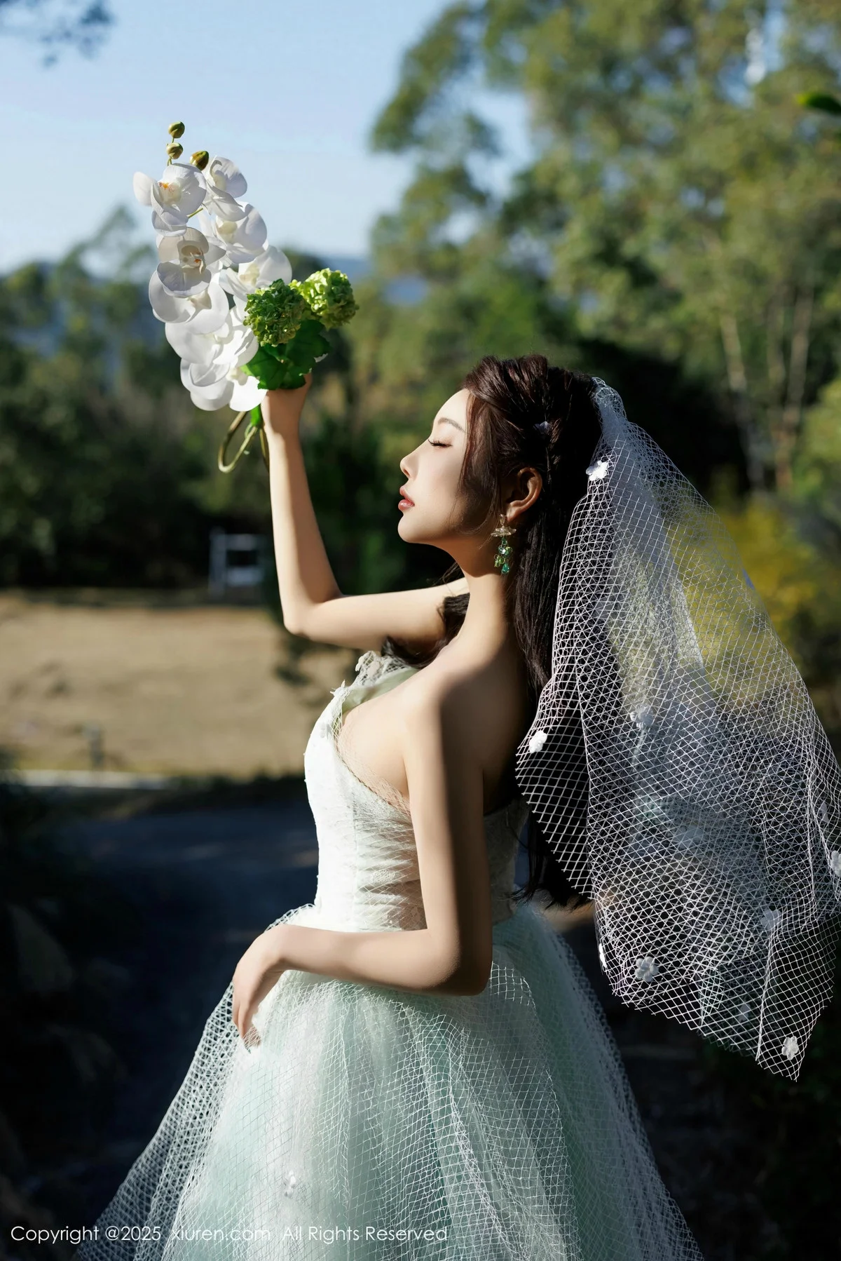 杨晨晨Yome性感白色情趣内衣配白丝吊袜秀丰腴身材绝美写真 第 22 张