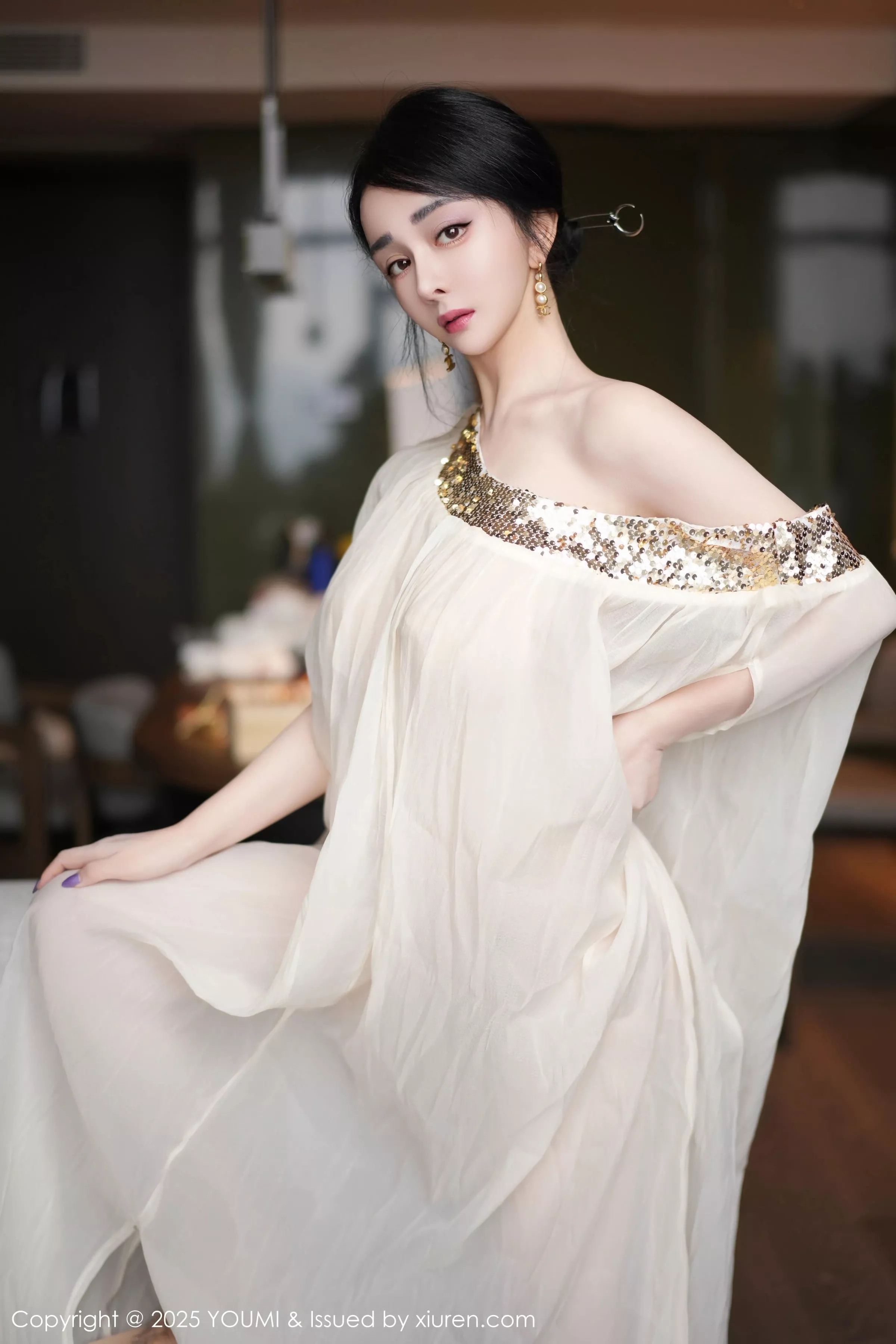 允爾薄纱服饰露性感金色吊坠式情趣内衣秀丰腴身姿绝美写真 第 1 张