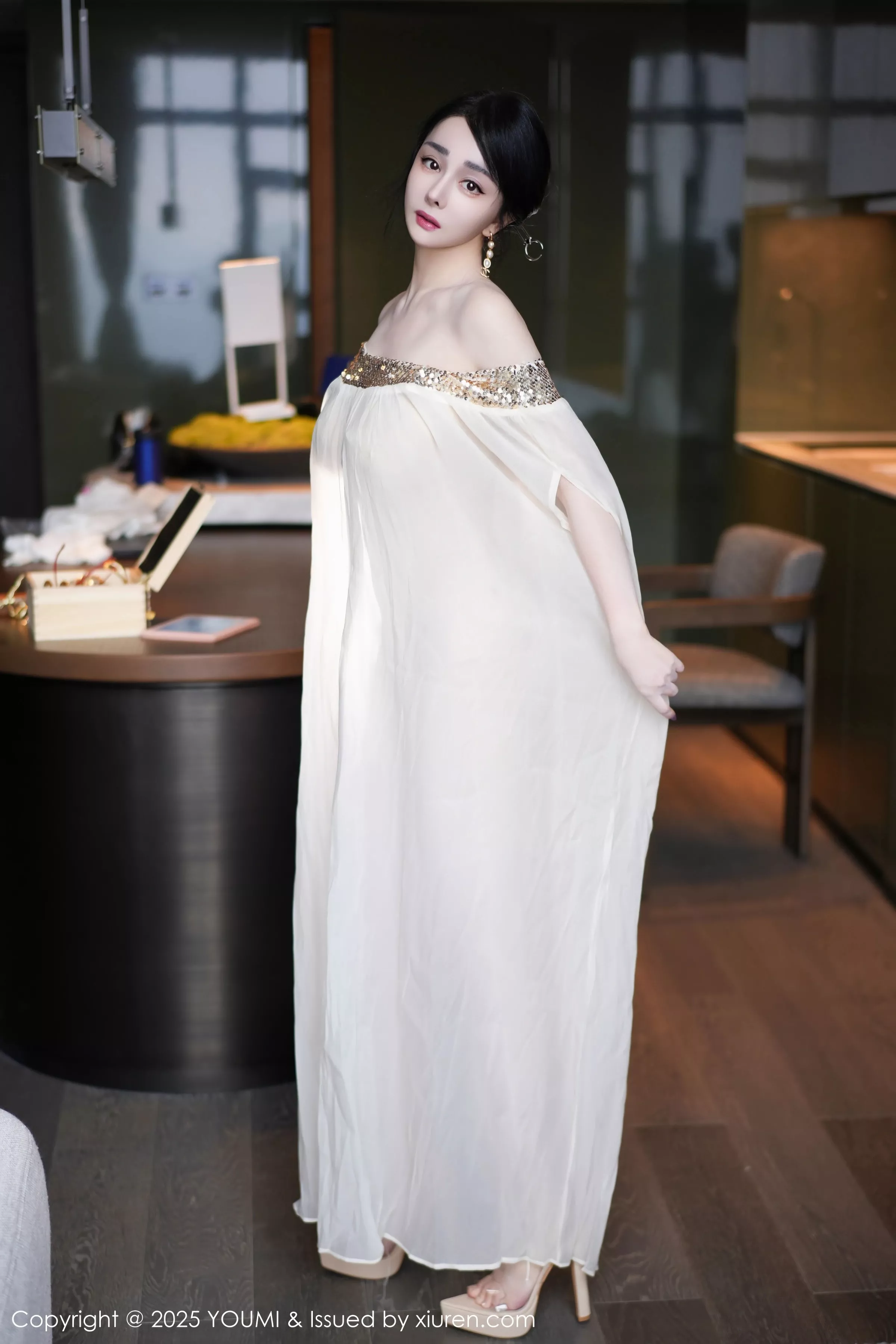 允爾薄纱服饰露性感金色吊坠式情趣内衣秀丰腴身姿绝美写真 第 26 张
