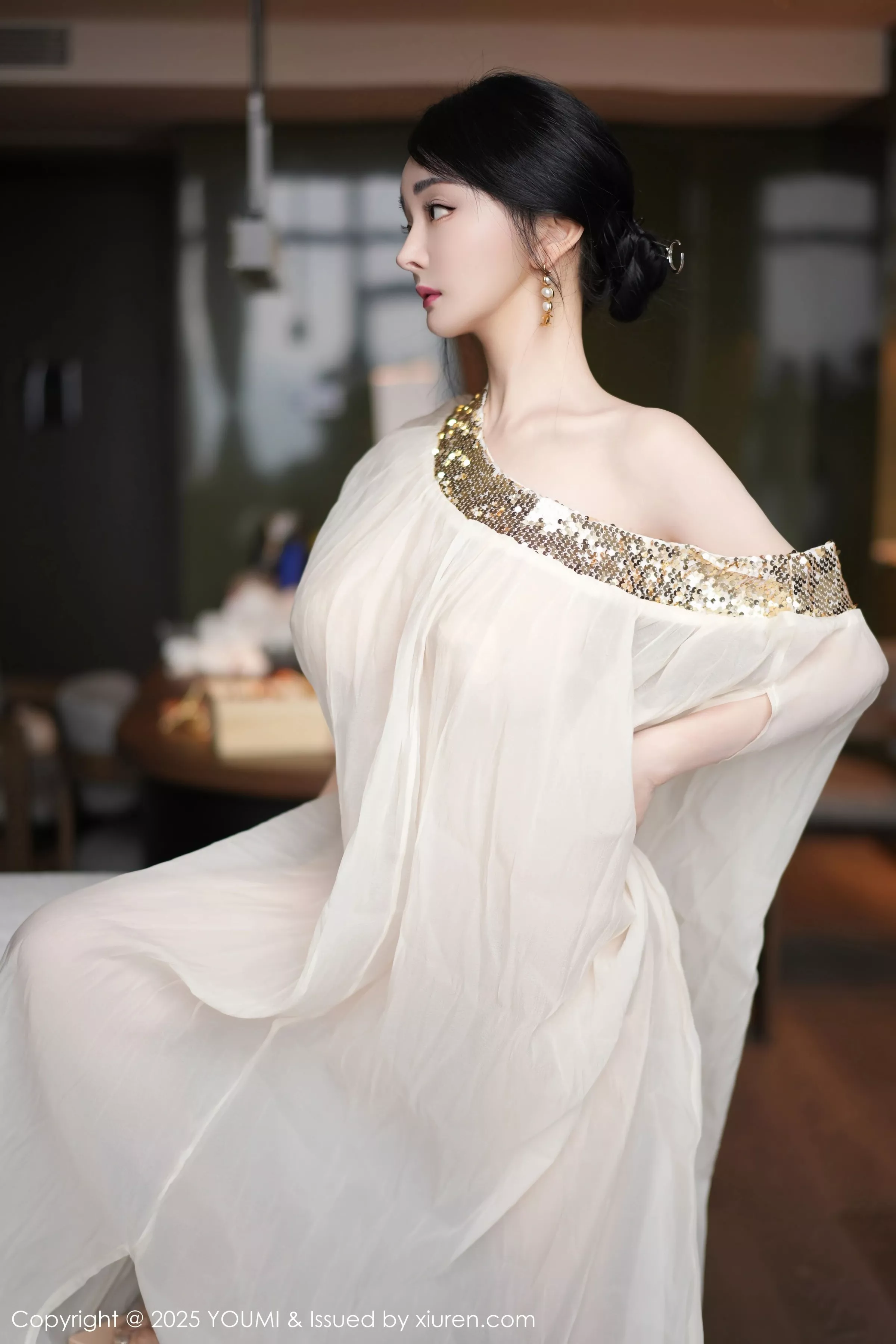 允爾薄纱服饰露性感金色吊坠式情趣内衣秀丰腴身姿绝美写真 第 3 张