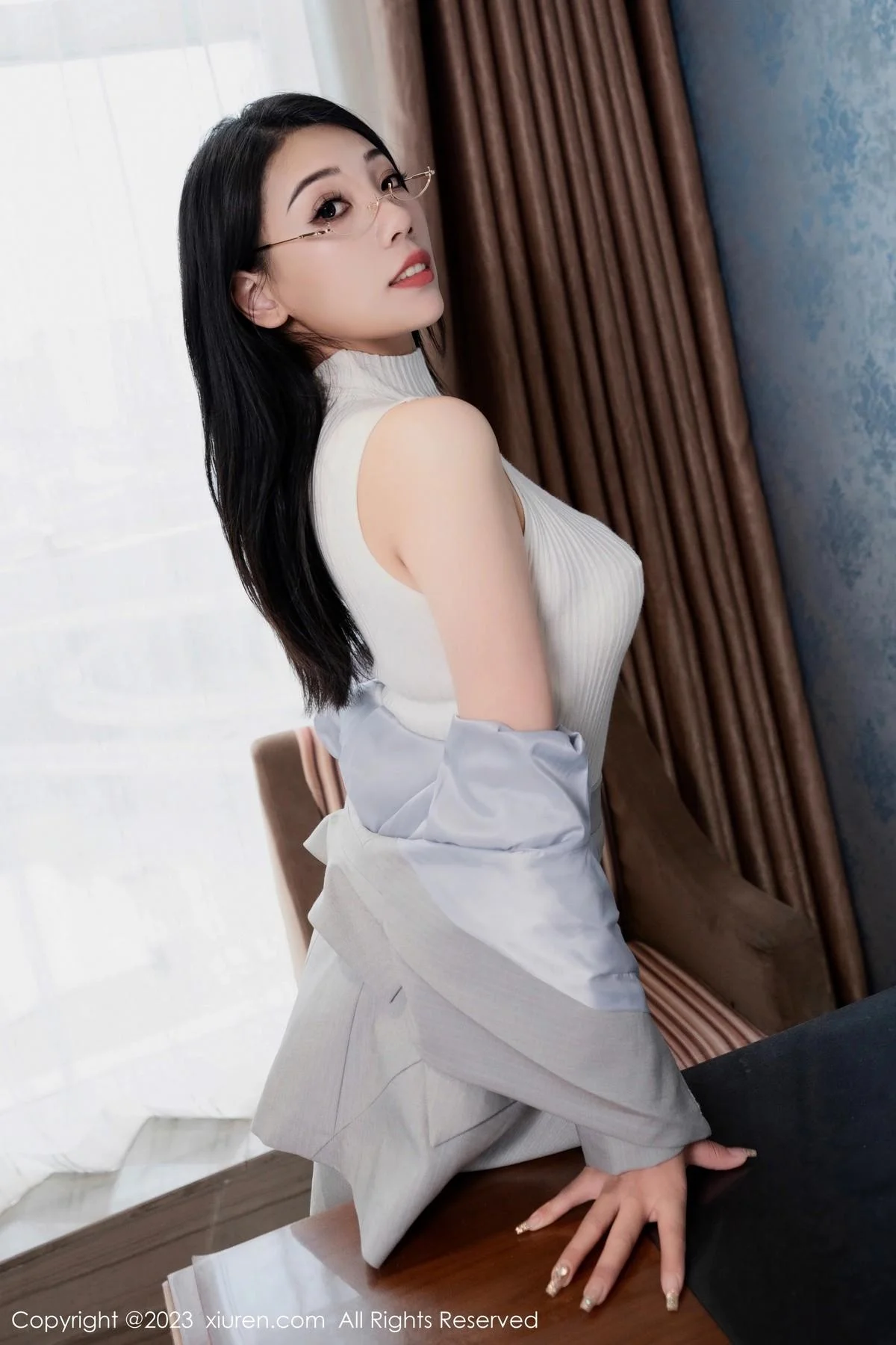 小泡芙winna办公室OL制服露闪亮肉丝秀丰乳肥臀绝美写真 第 23 张