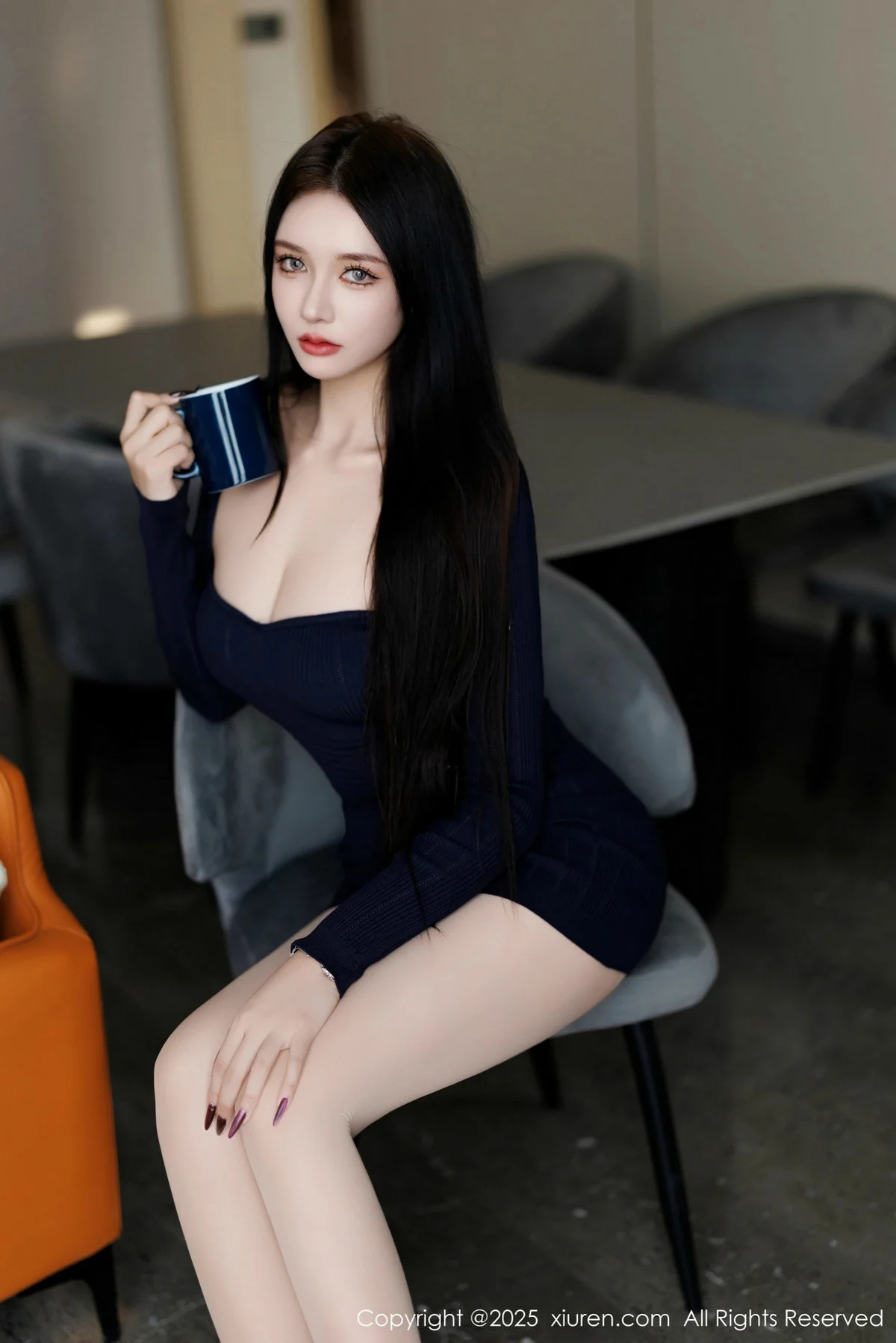 娜比性感深蓝服饰露黑色蕾丝内衣配超薄肉丝秀美腿绝美写真 第 11 张