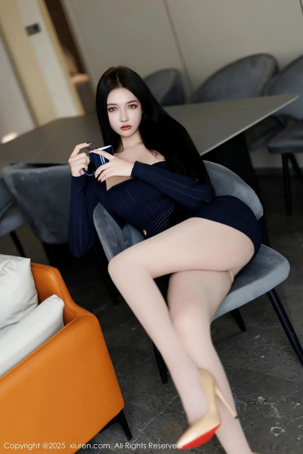 娜比性感深蓝服饰露黑色蕾丝内衣配超薄肉丝秀美腿绝美写真 第 14 张