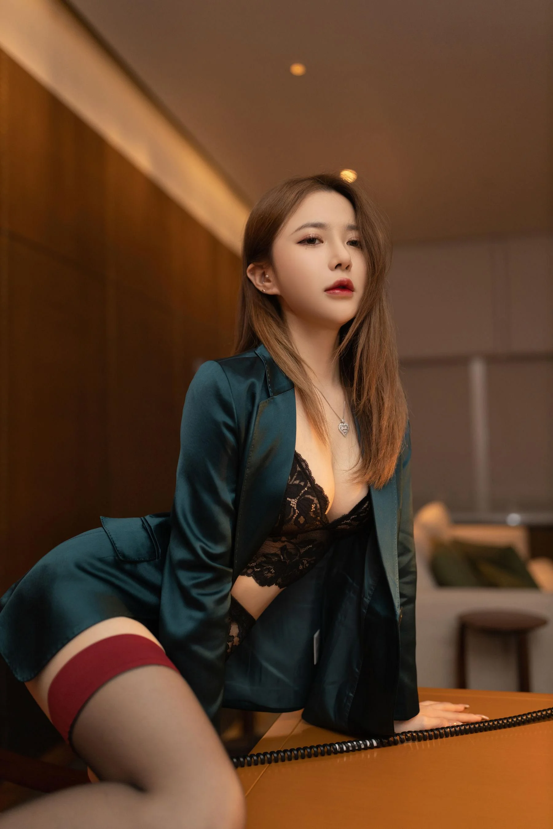 [秀人付费] 鱼子酱 诱人私拍福利 寂寞女老板 第 1 张
