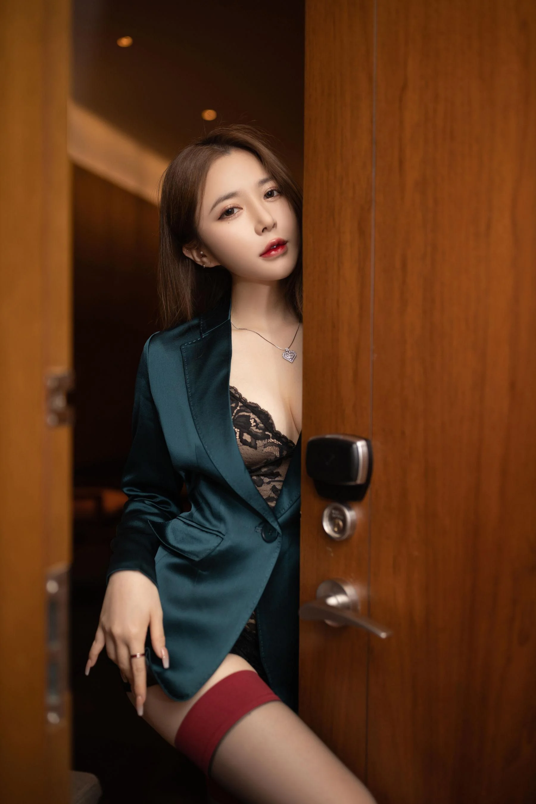 [秀人付费] 鱼子酱 诱人私拍福利 寂寞女老板 第 12 张