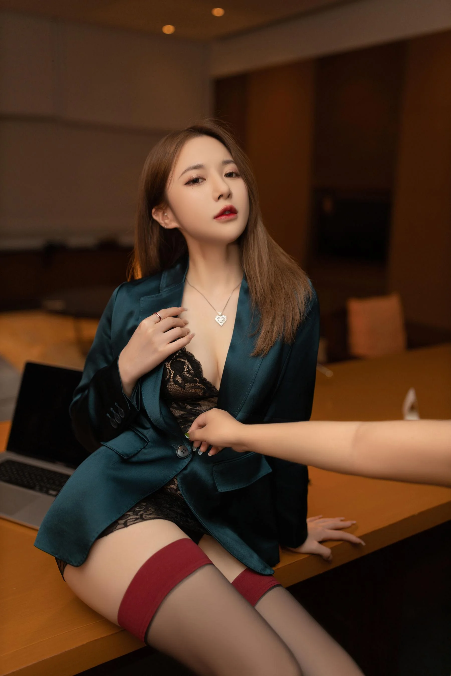 [秀人付费] 鱼子酱 诱人私拍福利 寂寞女老板 第 21 张