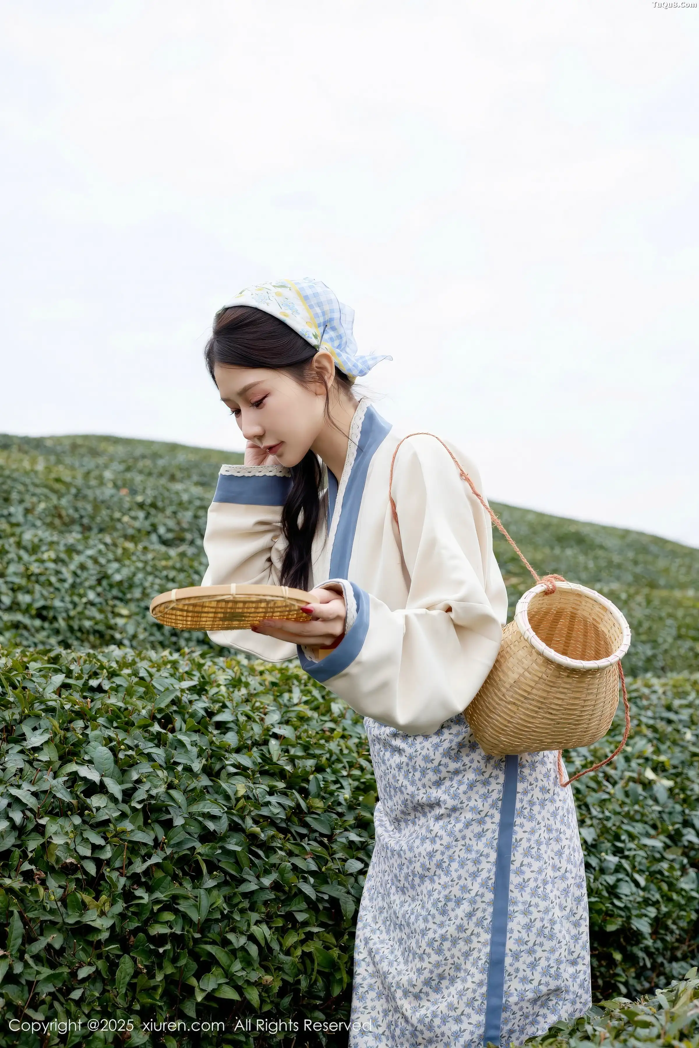 尹甜甜户外采茶姑娘装扮性感长裙秀翘臀美腿迷人绝美写真 第 10 张