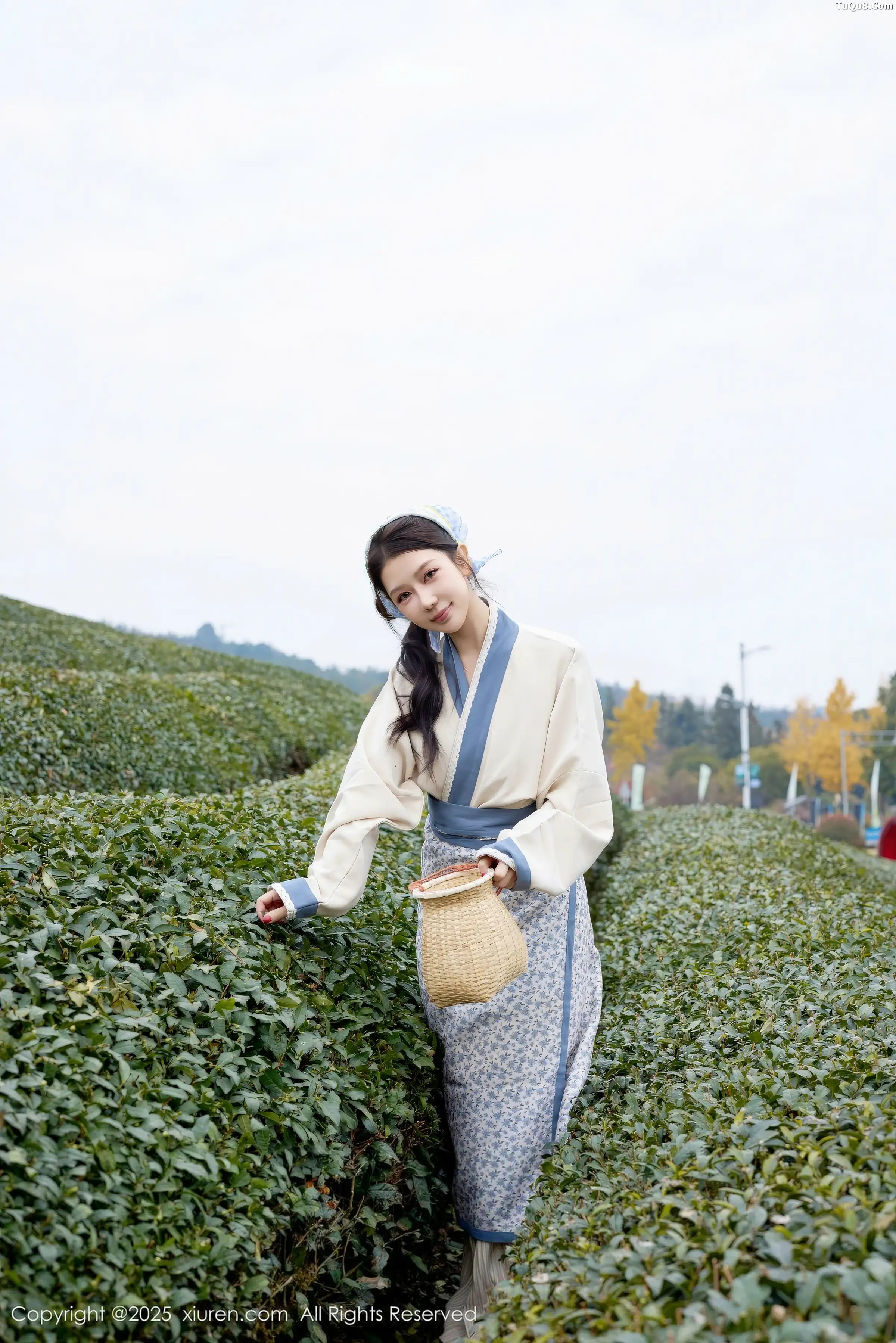 尹甜甜户外采茶姑娘装扮性感长裙秀翘臀美腿迷人绝美写真 第 2 张