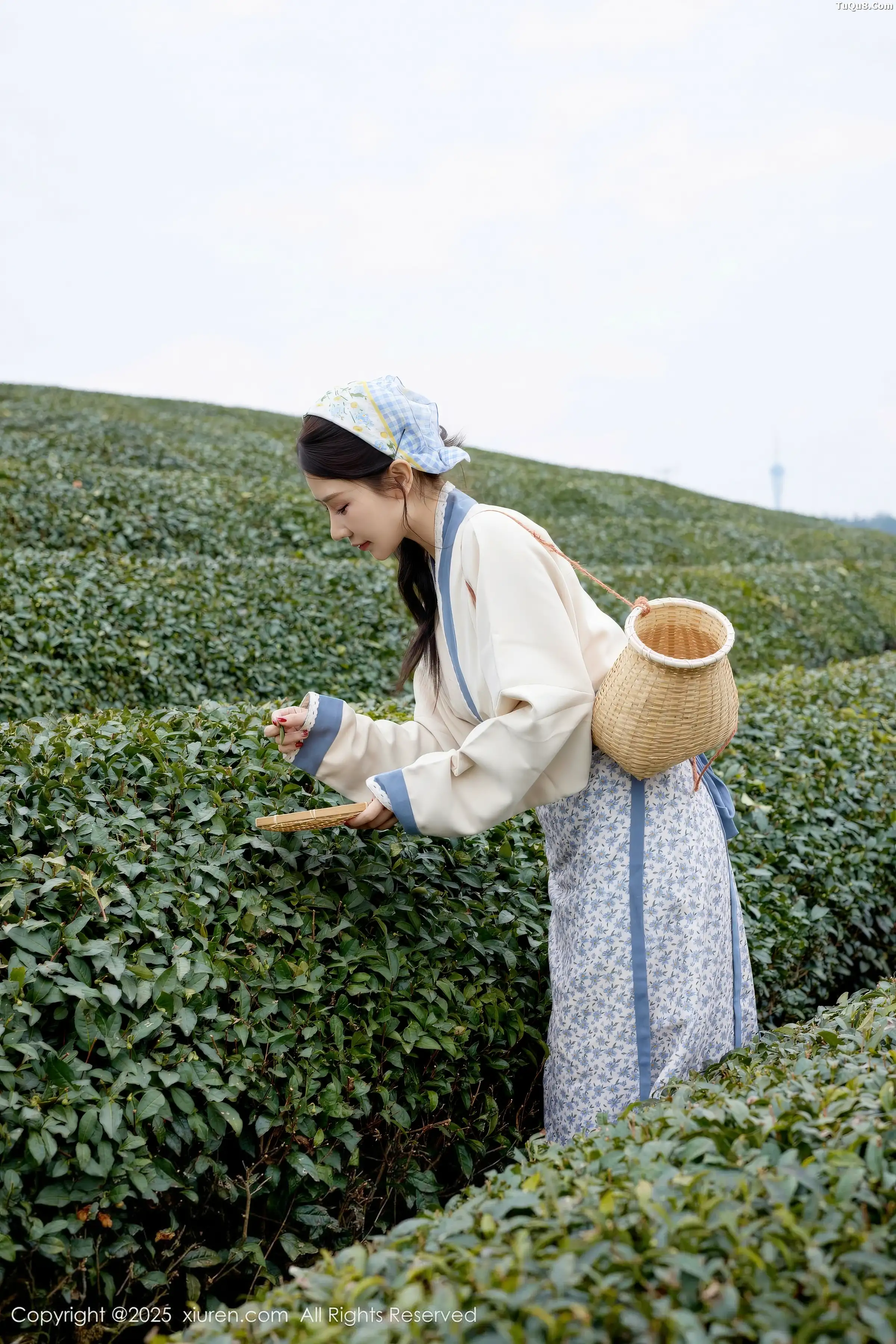 尹甜甜户外采茶姑娘装扮性感长裙秀翘臀美腿迷人绝美写真 第 4 张