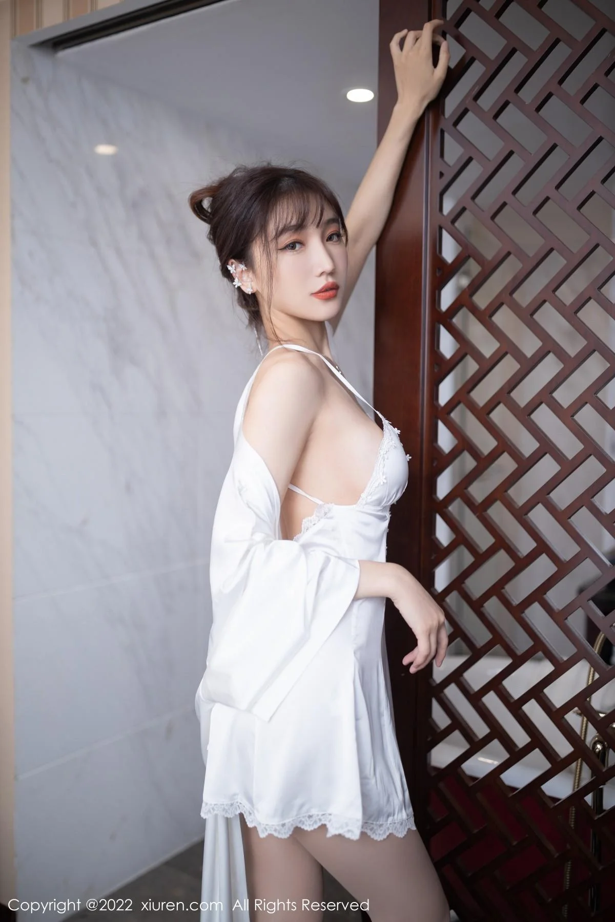 陆萱萱北京旅拍性感白色睡裙配超薄无内肉丝极致绝美写真 第 12 张