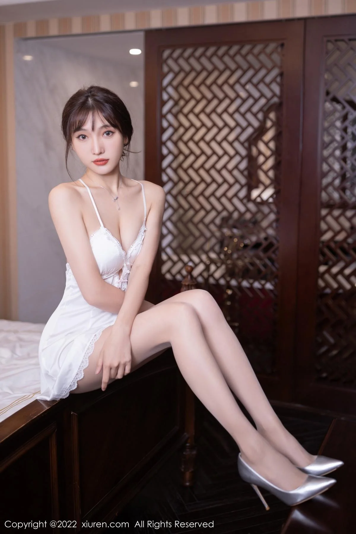陆萱萱北京旅拍性感白色睡裙配超薄无内肉丝极致绝美写真 第 37 张