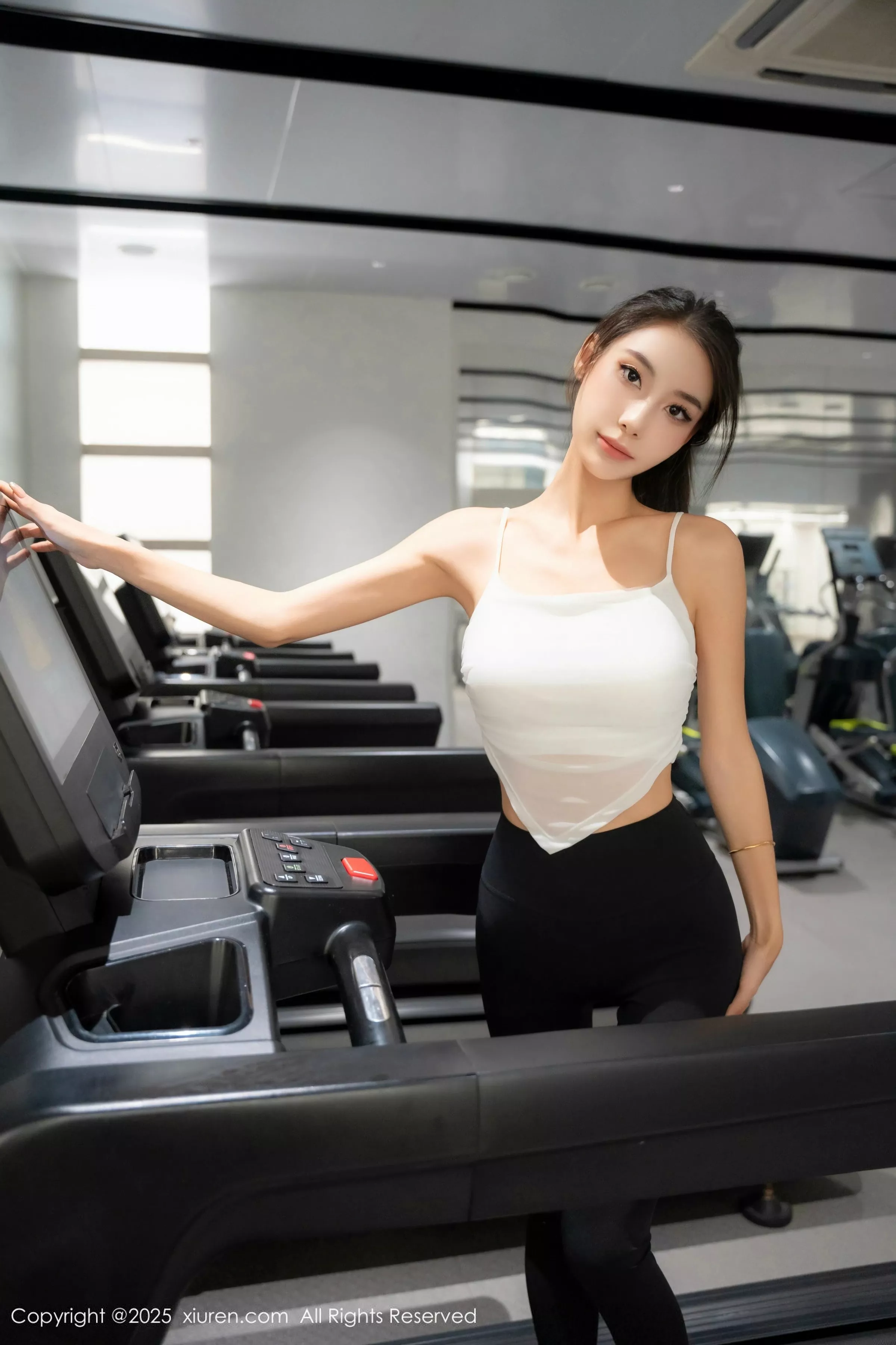 Lingyu69健身房场景性感紧身瑜伽服饰秀丰腴身材绝美写真 第 21 张