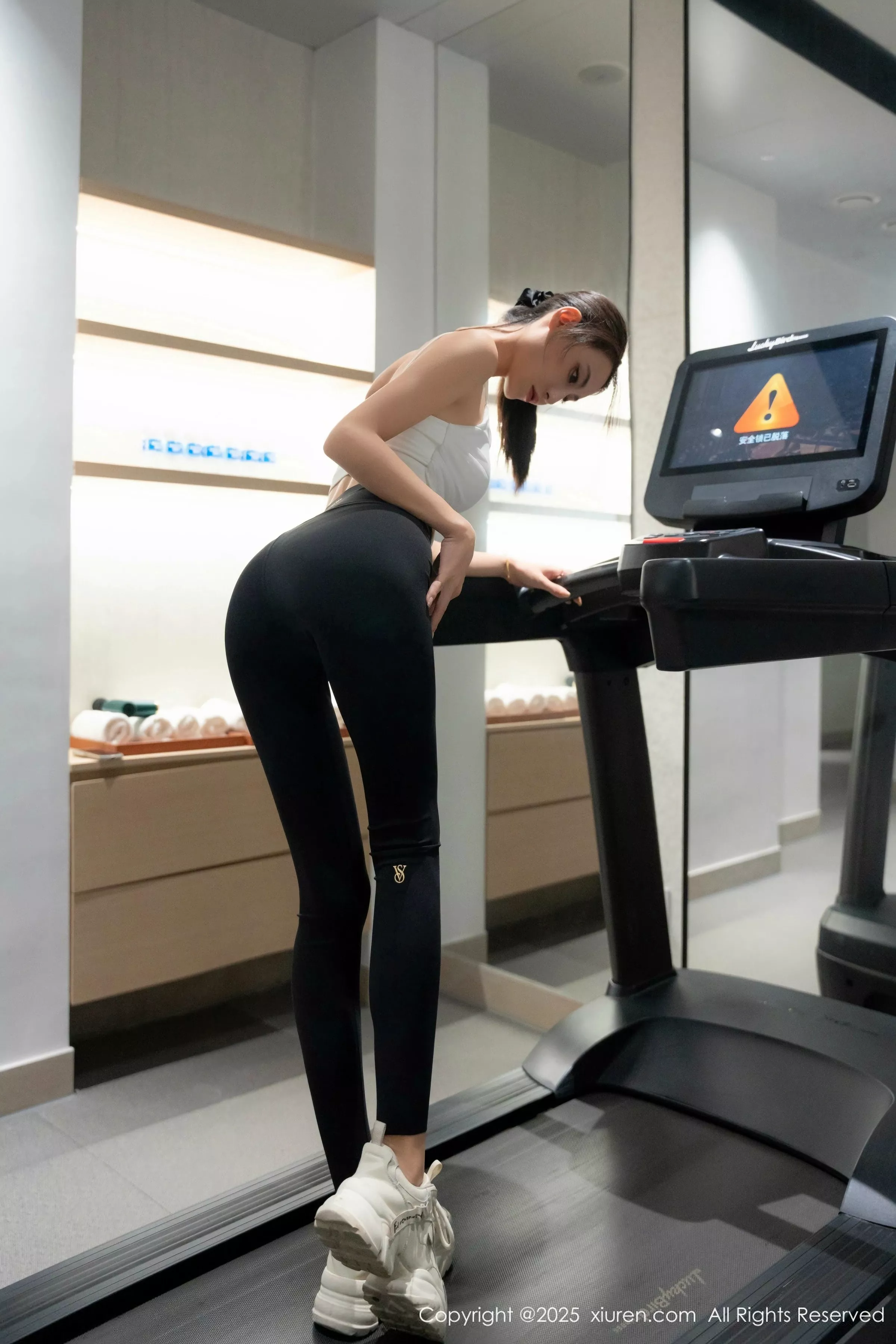 Lingyu69健身房场景性感紧身瑜伽服饰秀丰腴身材绝美写真 第 30 张