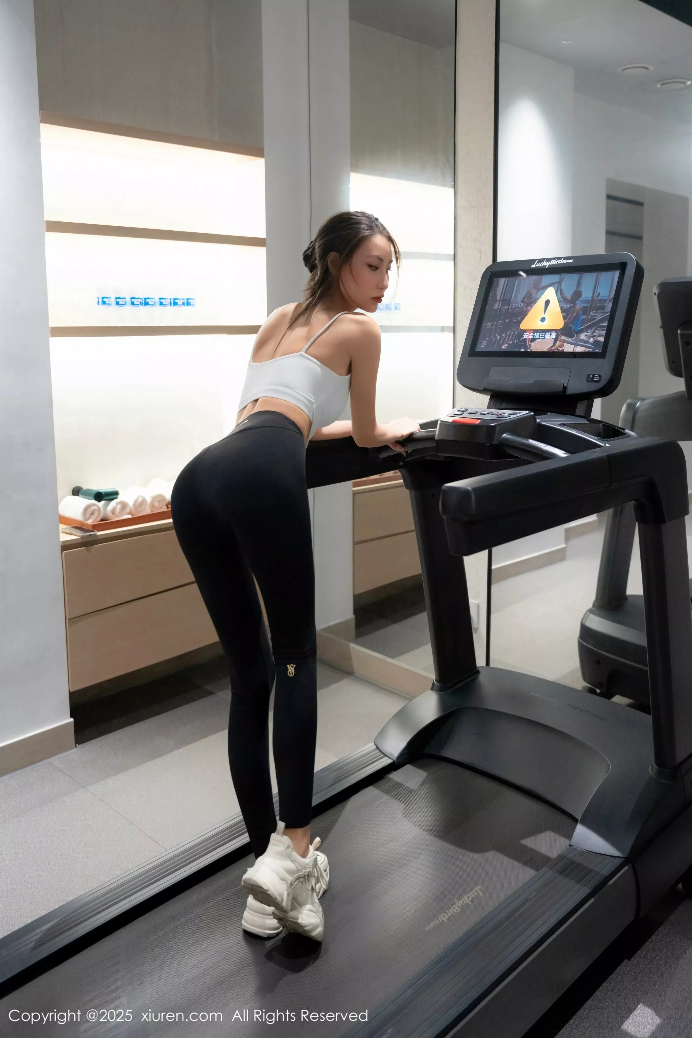 Lingyu69健身房场景性感紧身瑜伽服饰秀丰腴身材绝美写真 第 31 张