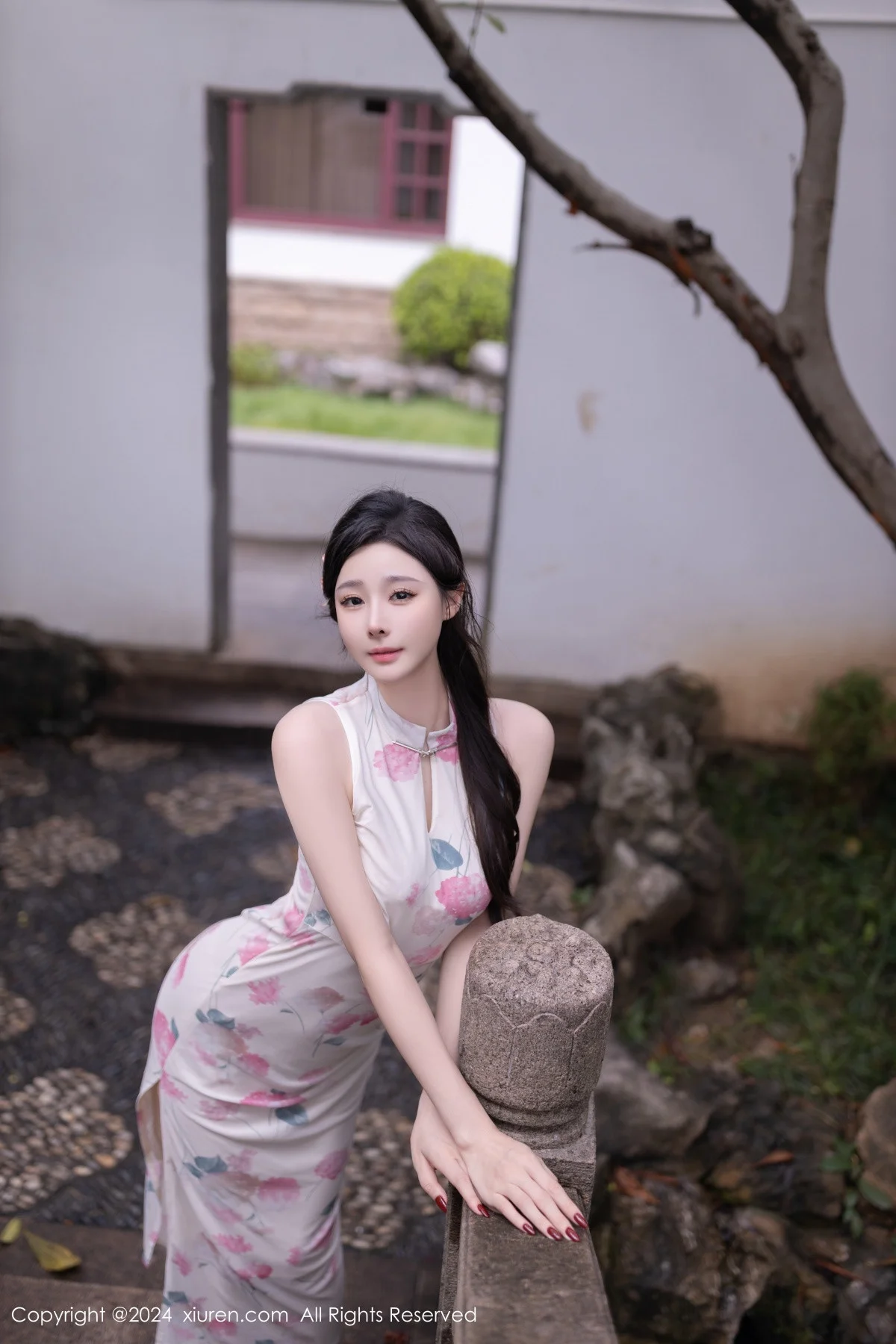 小逗逗性感粉色图案连衣裙配超薄肉丝秀曼妙身姿绝美写真 第 1 张