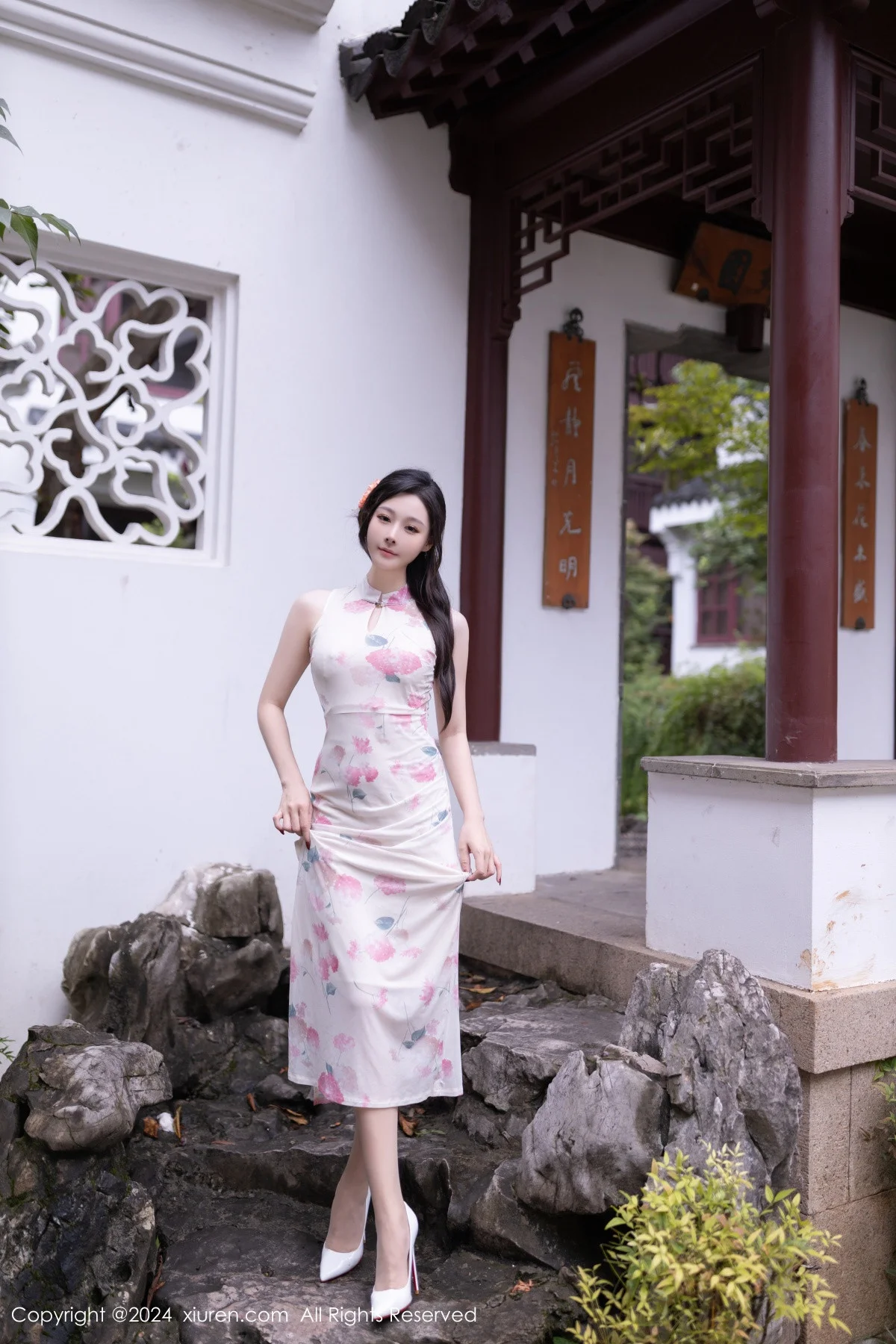 小逗逗性感粉色图案连衣裙配超薄肉丝秀曼妙身姿绝美写真 第 13 张