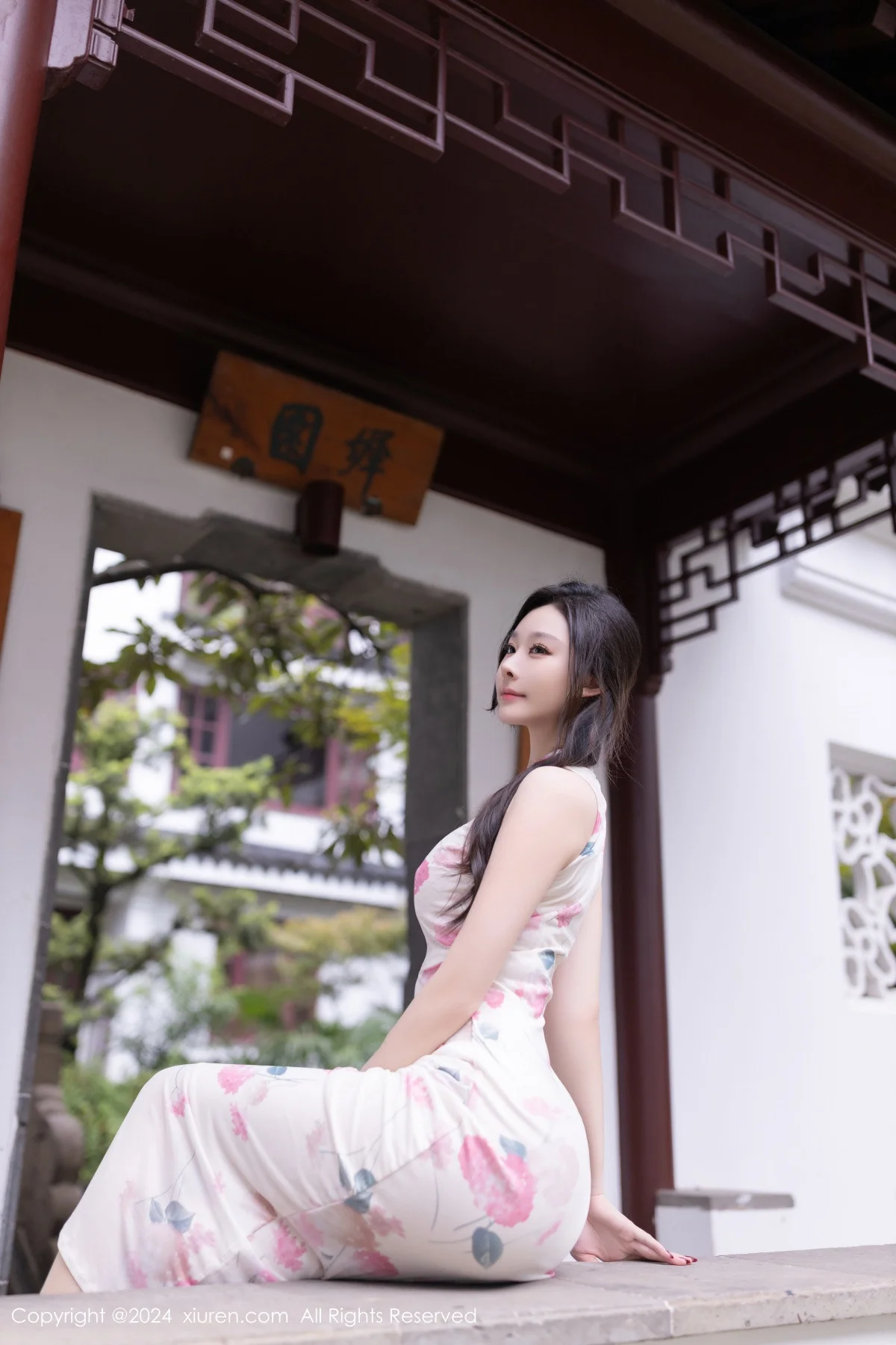 小逗逗性感粉色图案连衣裙配超薄肉丝秀曼妙身姿绝美写真 第 16 张