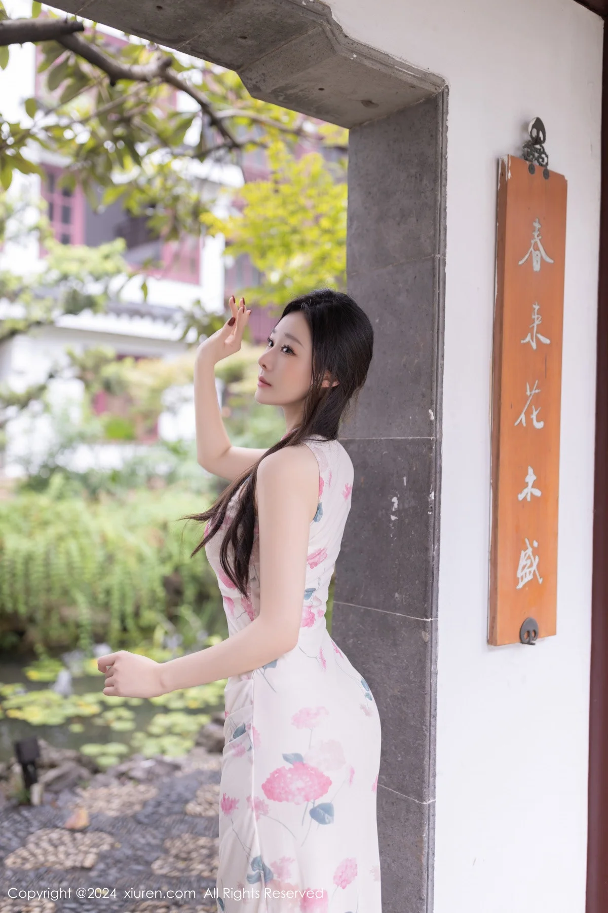 小逗逗性感粉色图案连衣裙配超薄肉丝秀曼妙身姿绝美写真 第 17 张