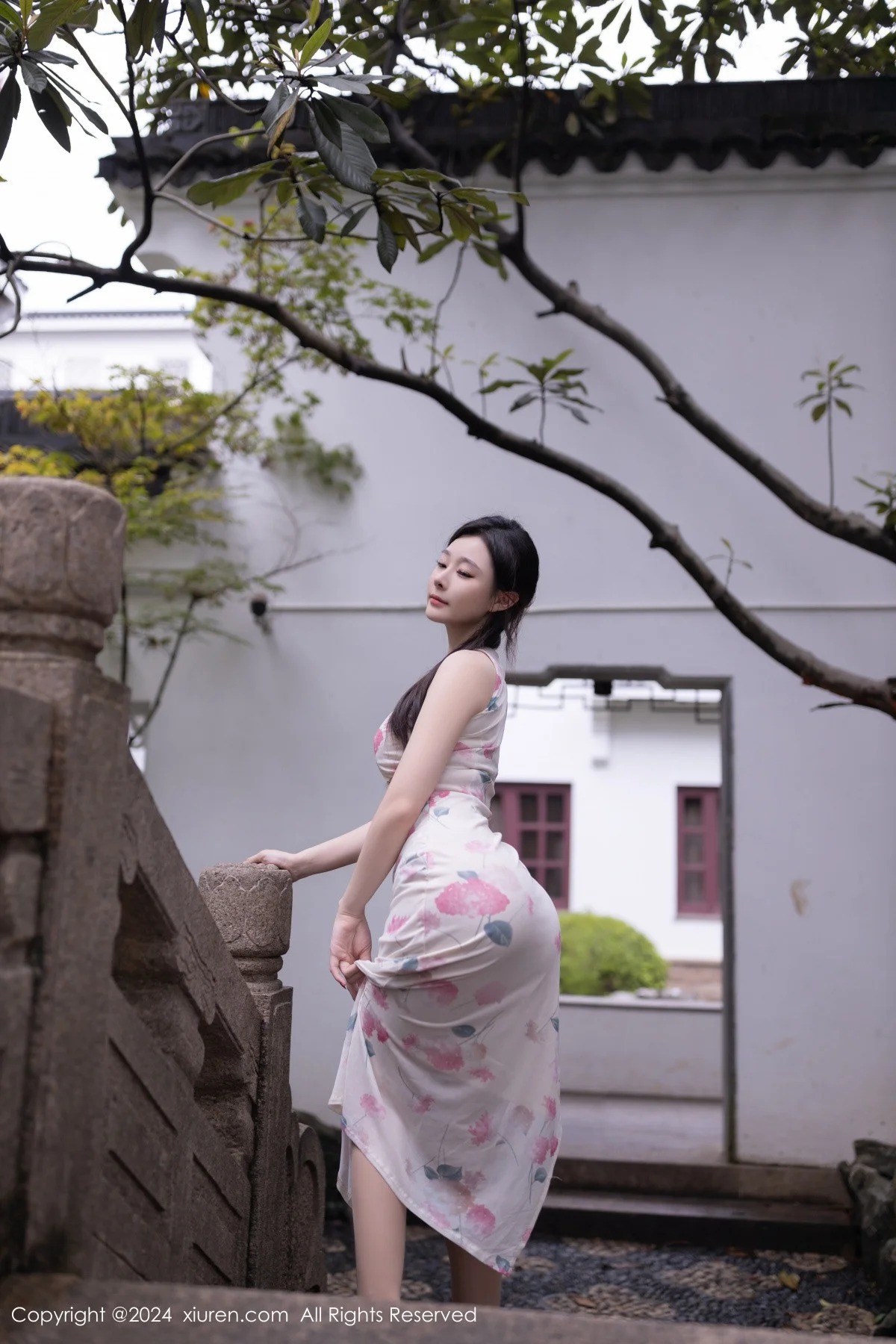小逗逗性感粉色图案连衣裙配超薄肉丝秀曼妙身姿绝美写真 第 20 张