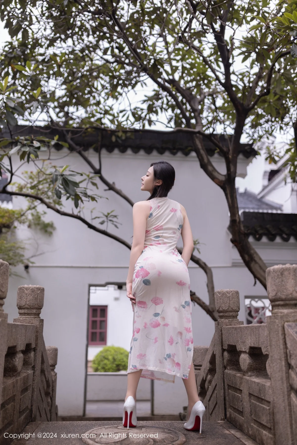 小逗逗性感粉色图案连衣裙配超薄肉丝秀曼妙身姿绝美写真 第 24 张