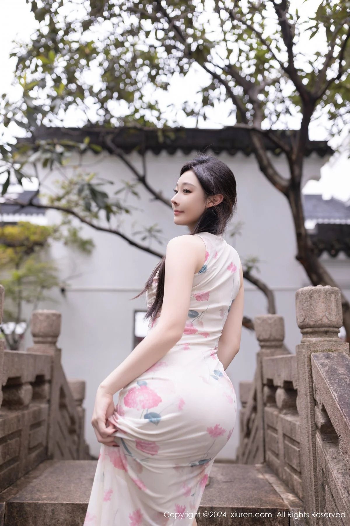 小逗逗性感粉色图案连衣裙配超薄肉丝秀曼妙身姿绝美写真 第 26 张