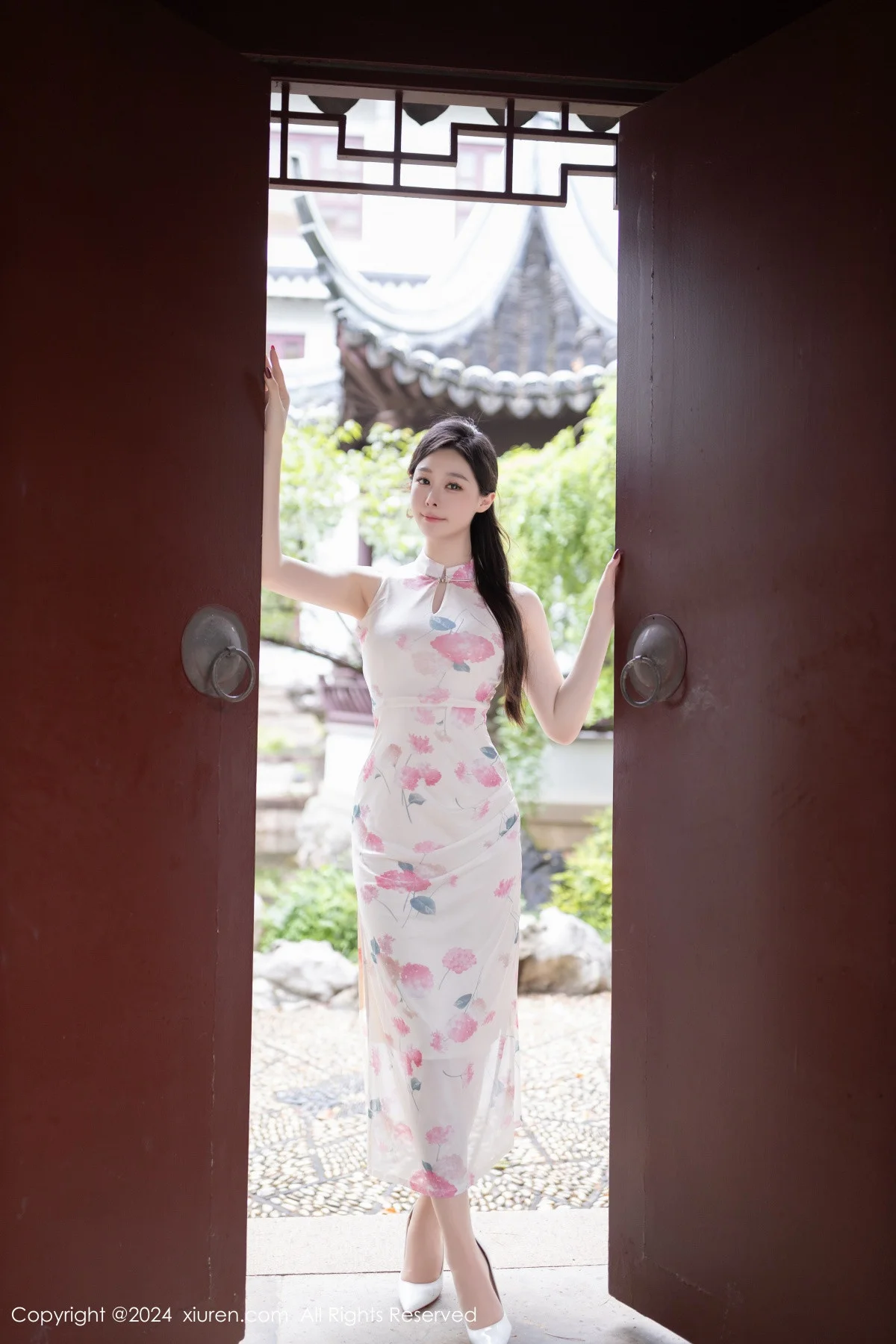 小逗逗性感粉色图案连衣裙配超薄肉丝秀曼妙身姿绝美写真 第 27 张