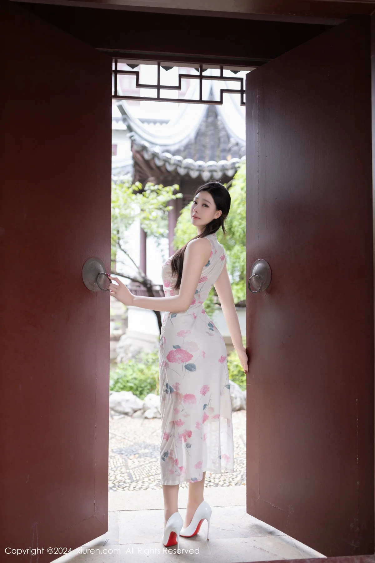 小逗逗性感粉色图案连衣裙配超薄肉丝秀曼妙身姿绝美写真 第 29 张