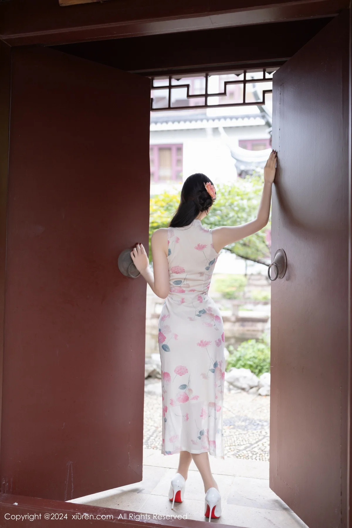 小逗逗性感粉色图案连衣裙配超薄肉丝秀曼妙身姿绝美写真 第 32 张