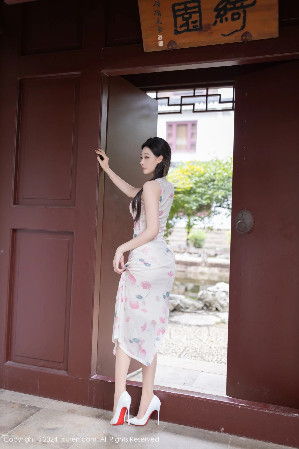 小逗逗性感粉色图案连衣裙配超薄肉丝秀曼妙身姿绝美写真 第 33 张