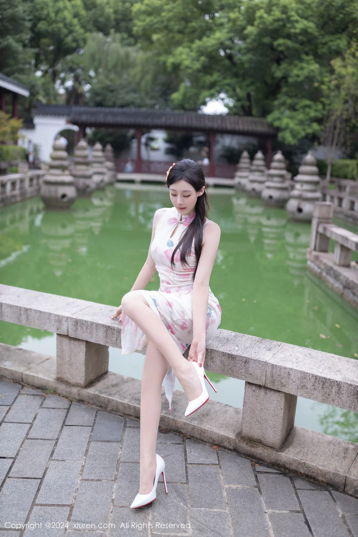 小逗逗性感粉色图案连衣裙配超薄肉丝秀曼妙身姿绝美写真 第 36 张