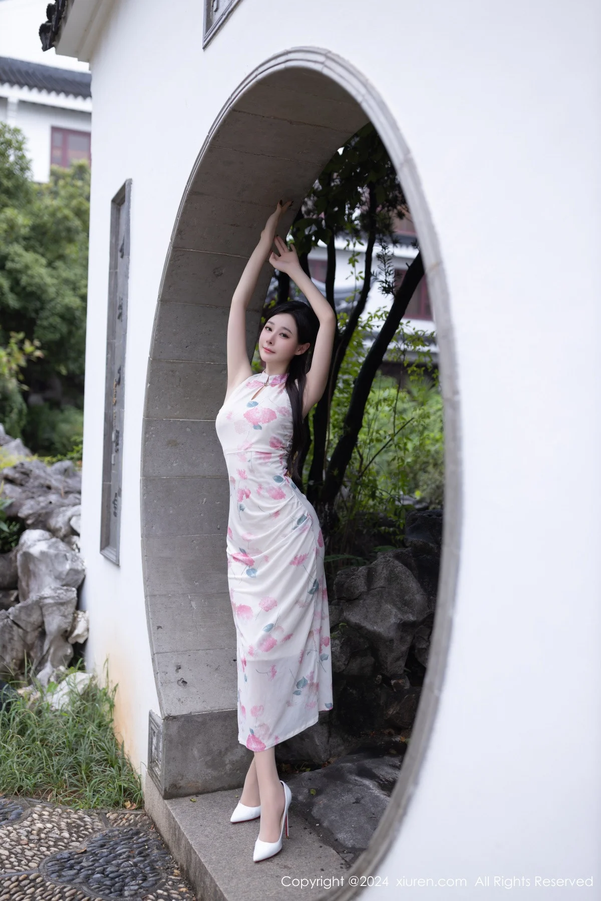 小逗逗性感粉色图案连衣裙配超薄肉丝秀曼妙身姿绝美写真 第 39 张