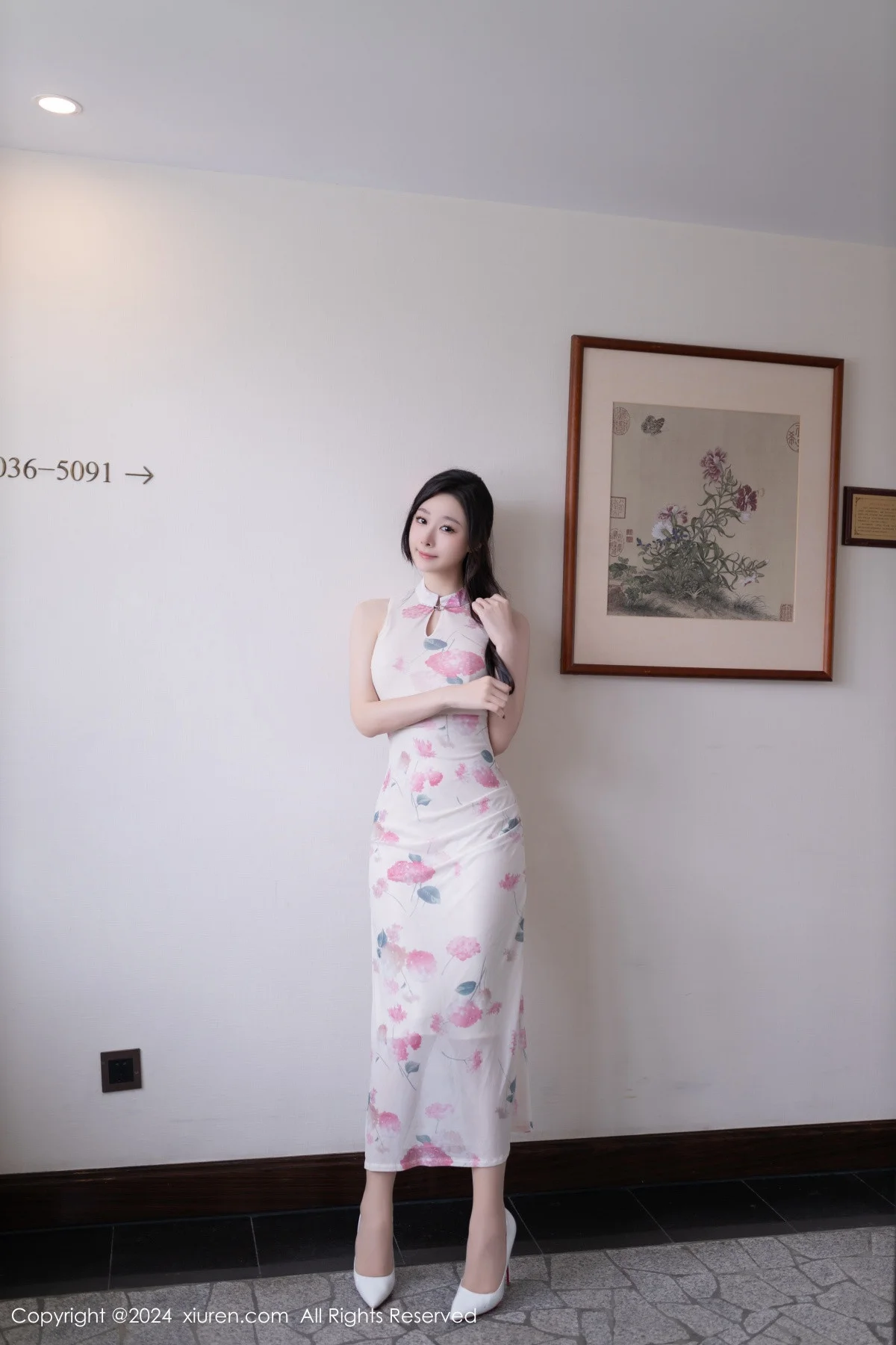 小逗逗性感粉色图案连衣裙配超薄肉丝秀曼妙身姿绝美写真 第 4 张