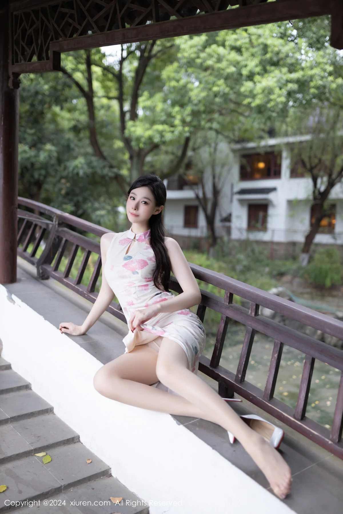 小逗逗性感粉色图案连衣裙配超薄肉丝秀曼妙身姿绝美写真 第 43 张