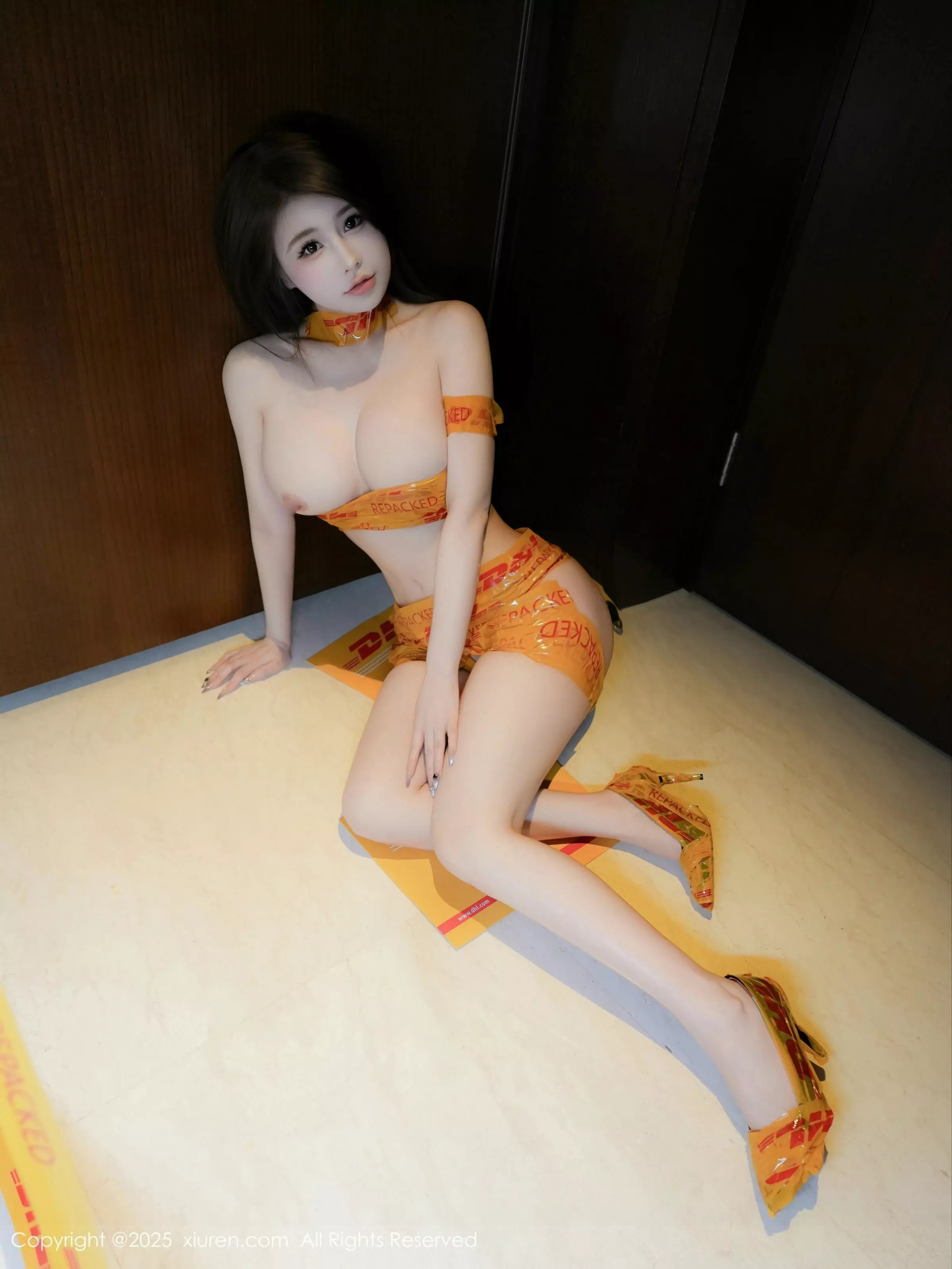 甜妮户外性感黄色胶带裹身秀完美身材白嫩肌肤绝美写真 第 130 张