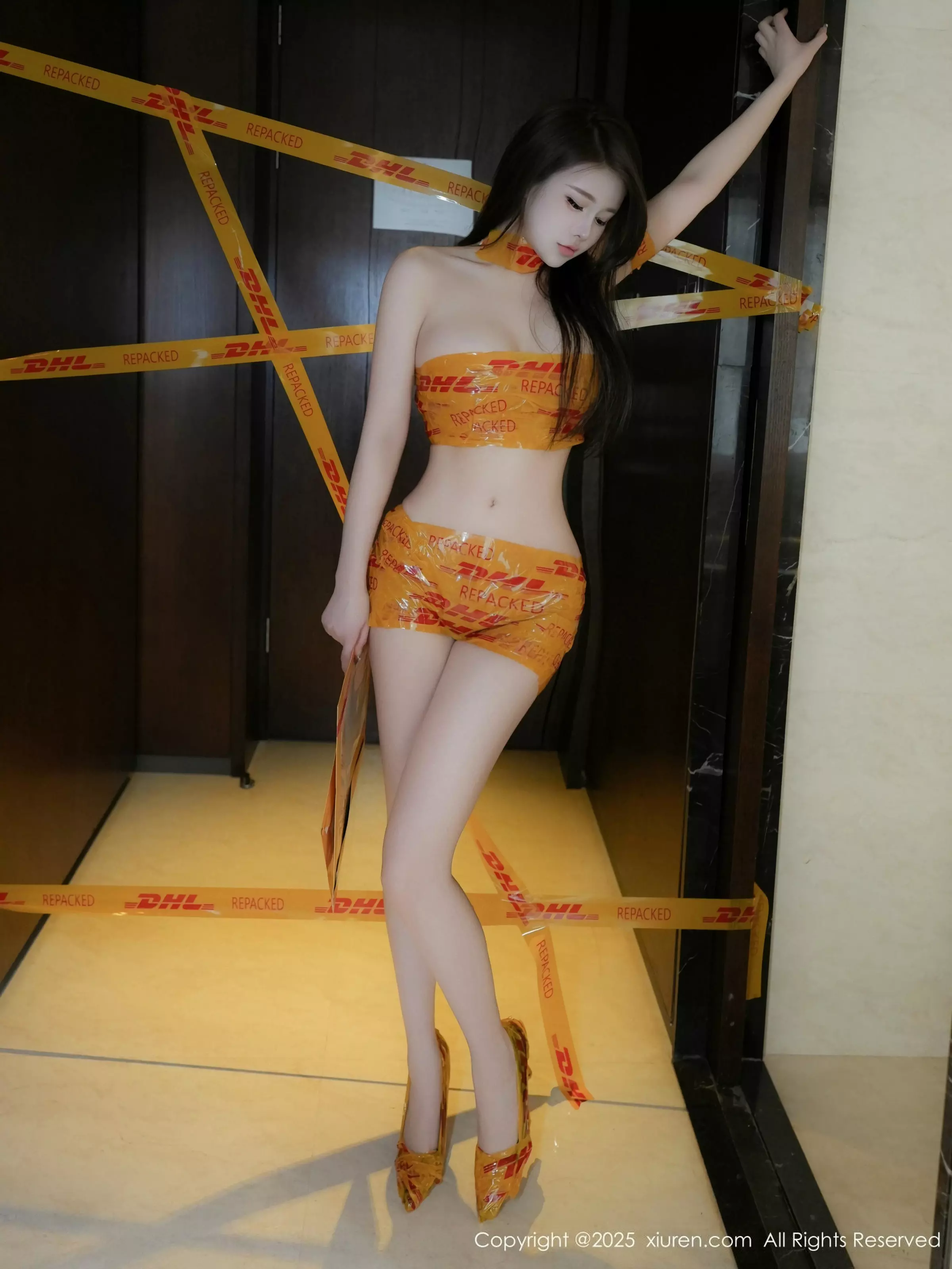 甜妮户外性感黄色胶带裹身秀完美身材白嫩肌肤绝美写真 第 16 张
