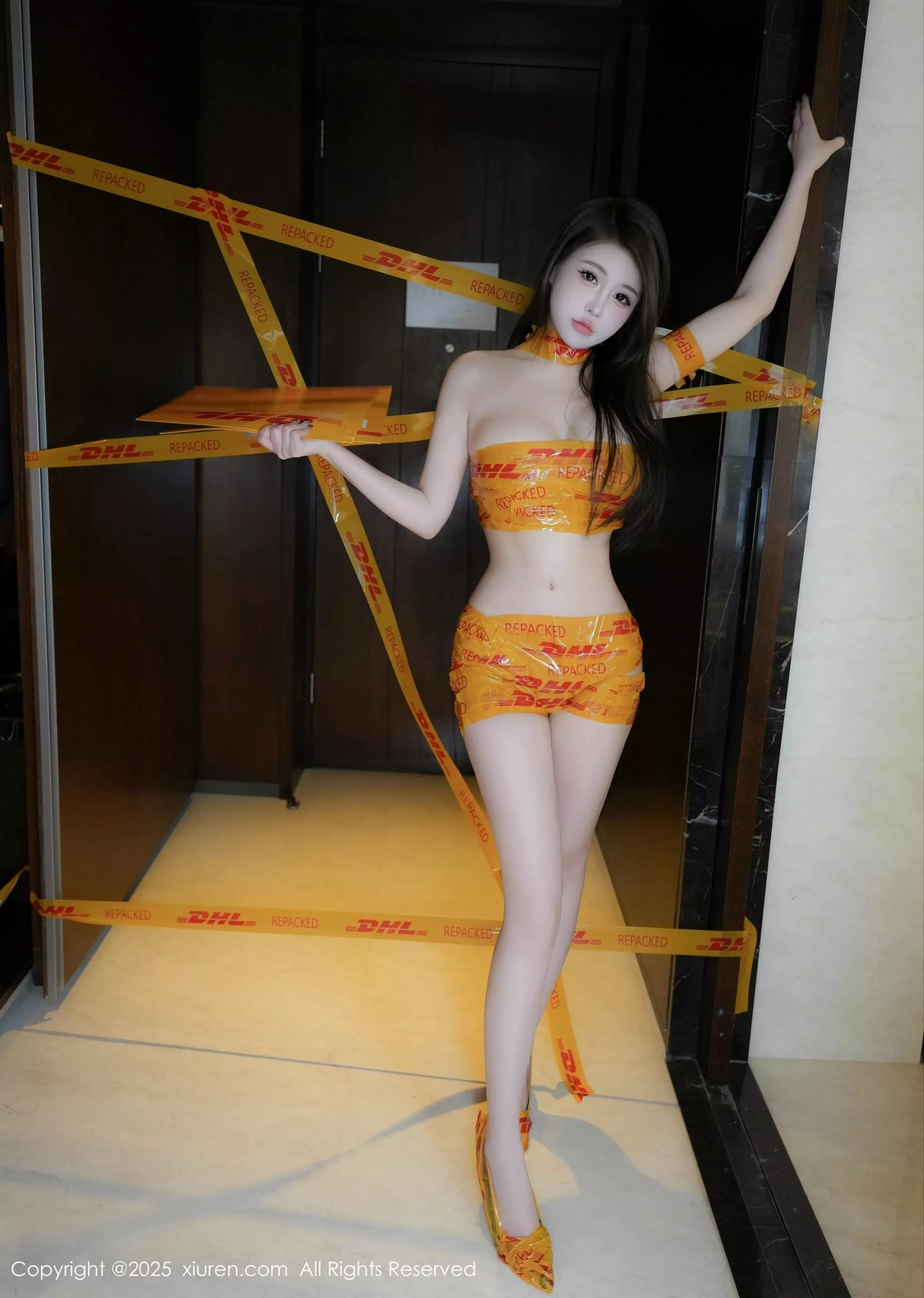 甜妮户外性感黄色胶带裹身秀完美身材白嫩肌肤绝美写真 第 19 张