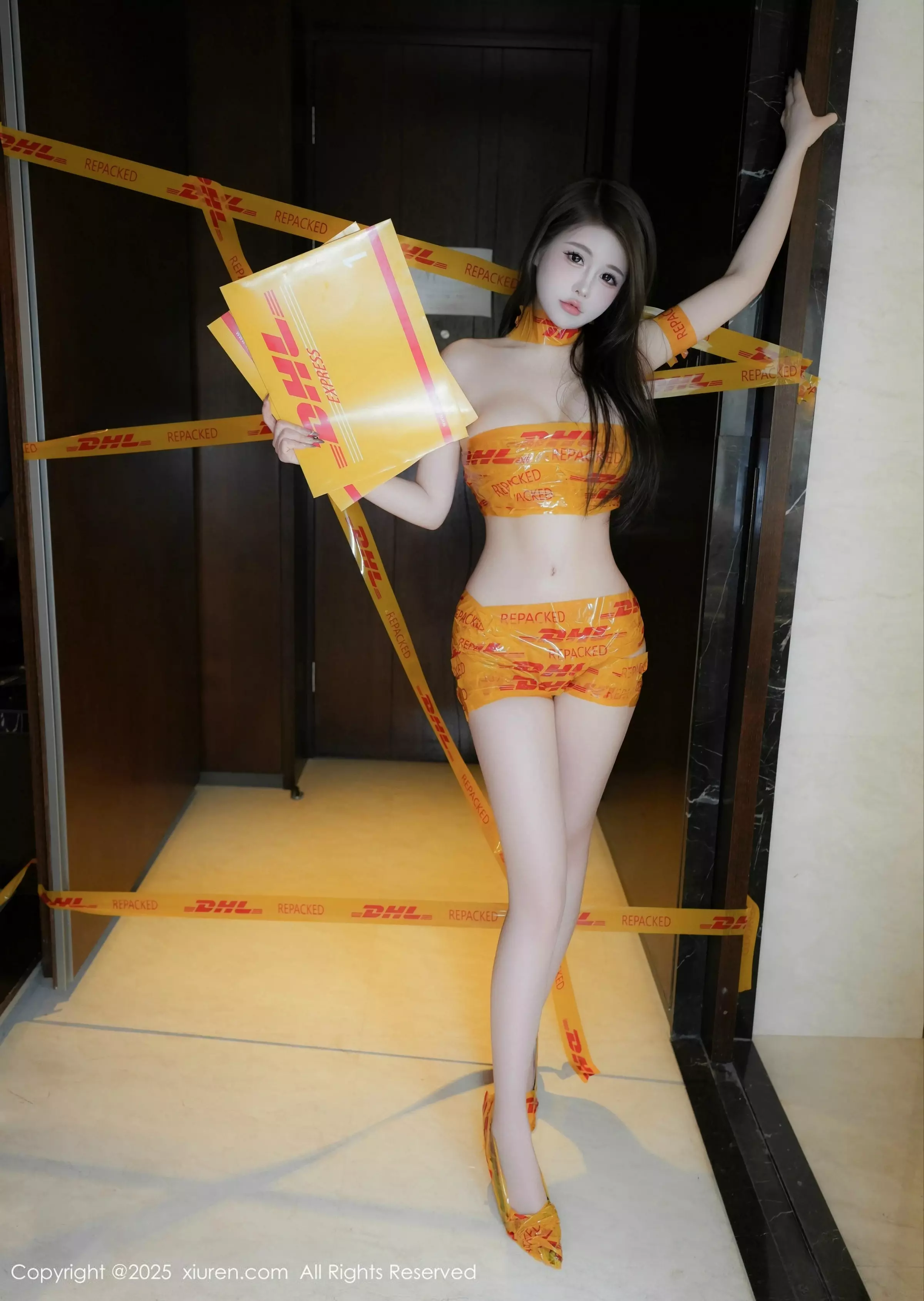 甜妮户外性感黄色胶带裹身秀完美身材白嫩肌肤绝美写真 第 21 张