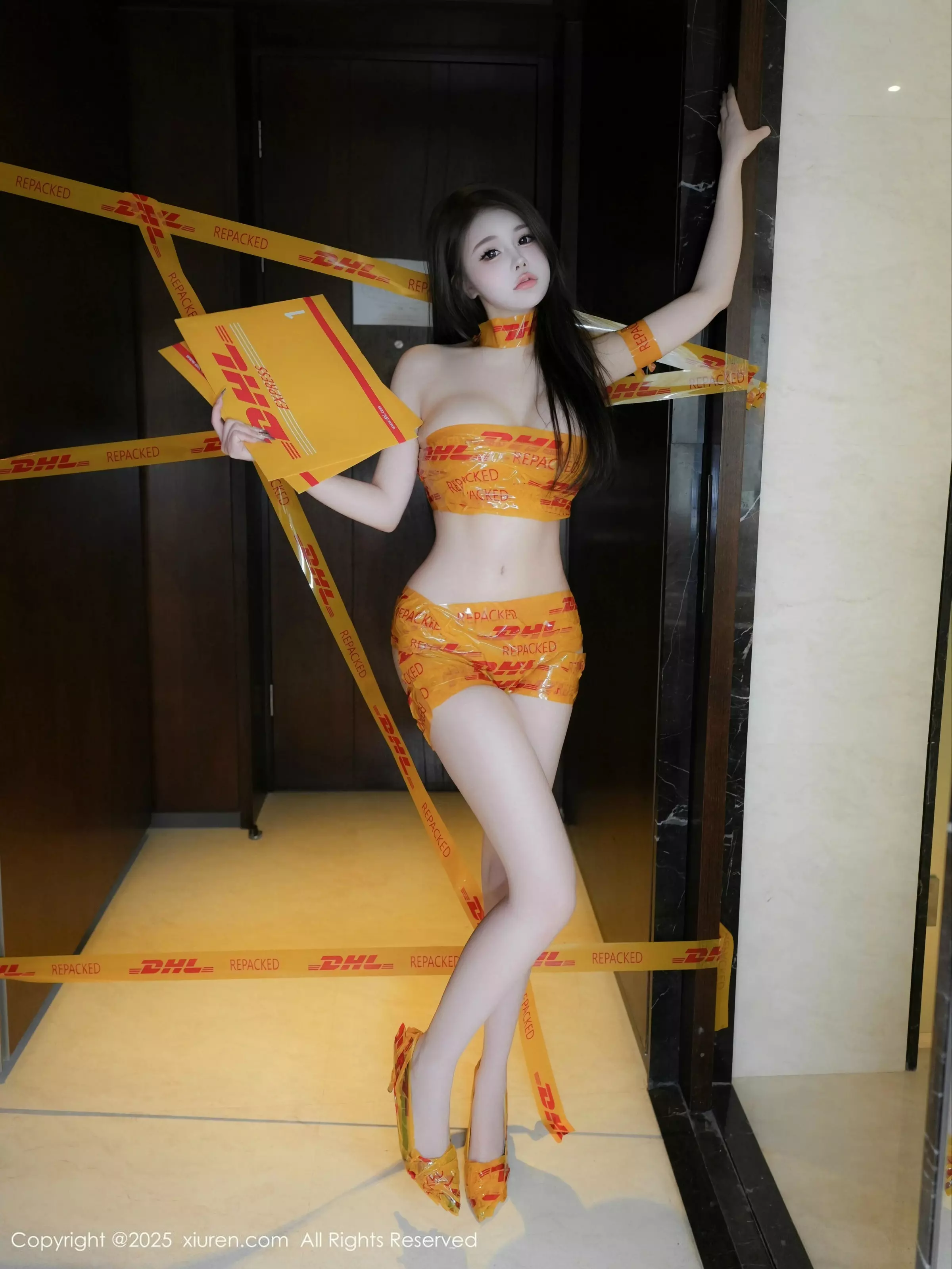 甜妮户外性感黄色胶带裹身秀完美身材白嫩肌肤绝美写真 第 23 张