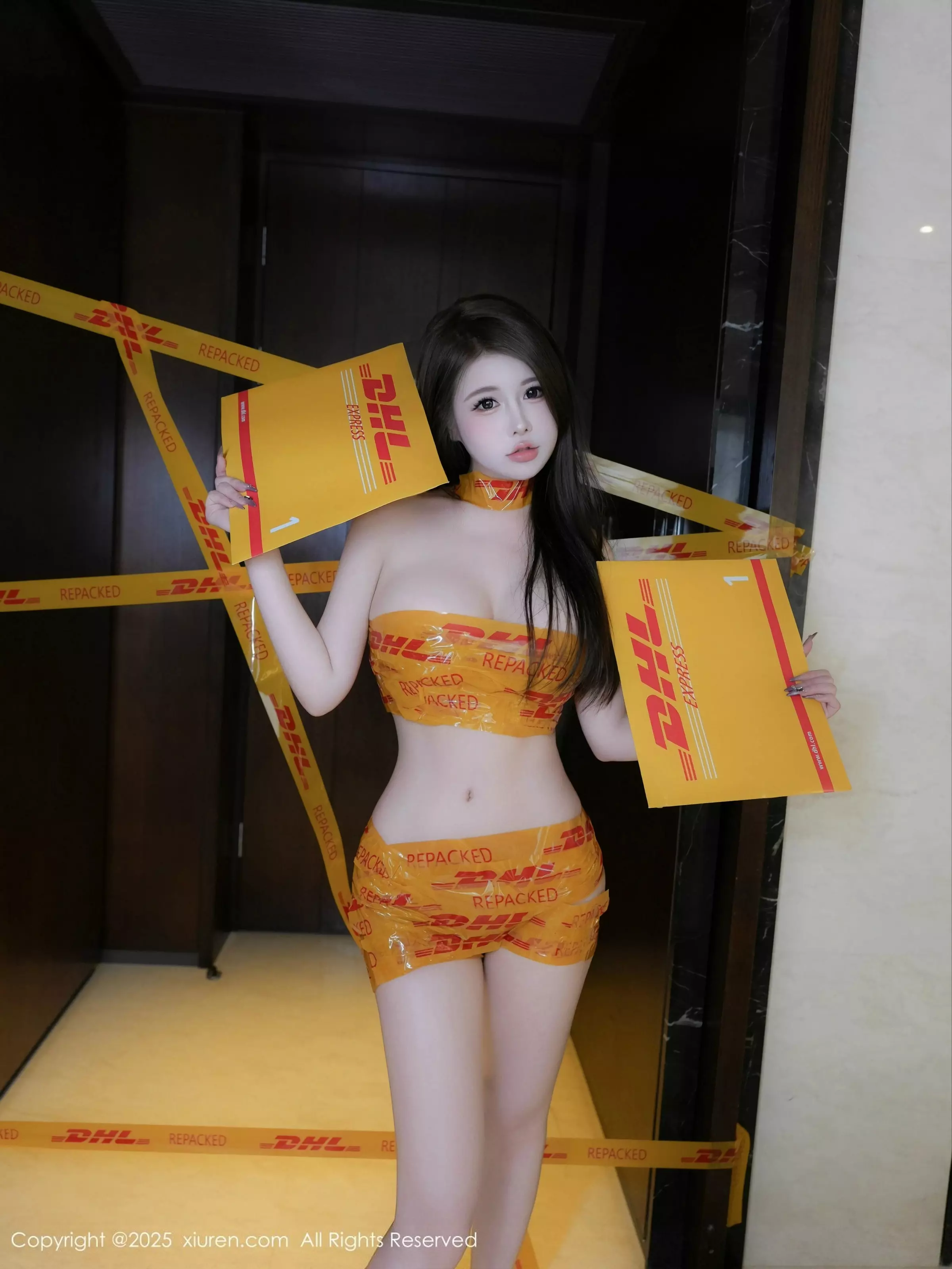 甜妮户外性感黄色胶带裹身秀完美身材白嫩肌肤绝美写真 第 27 张
