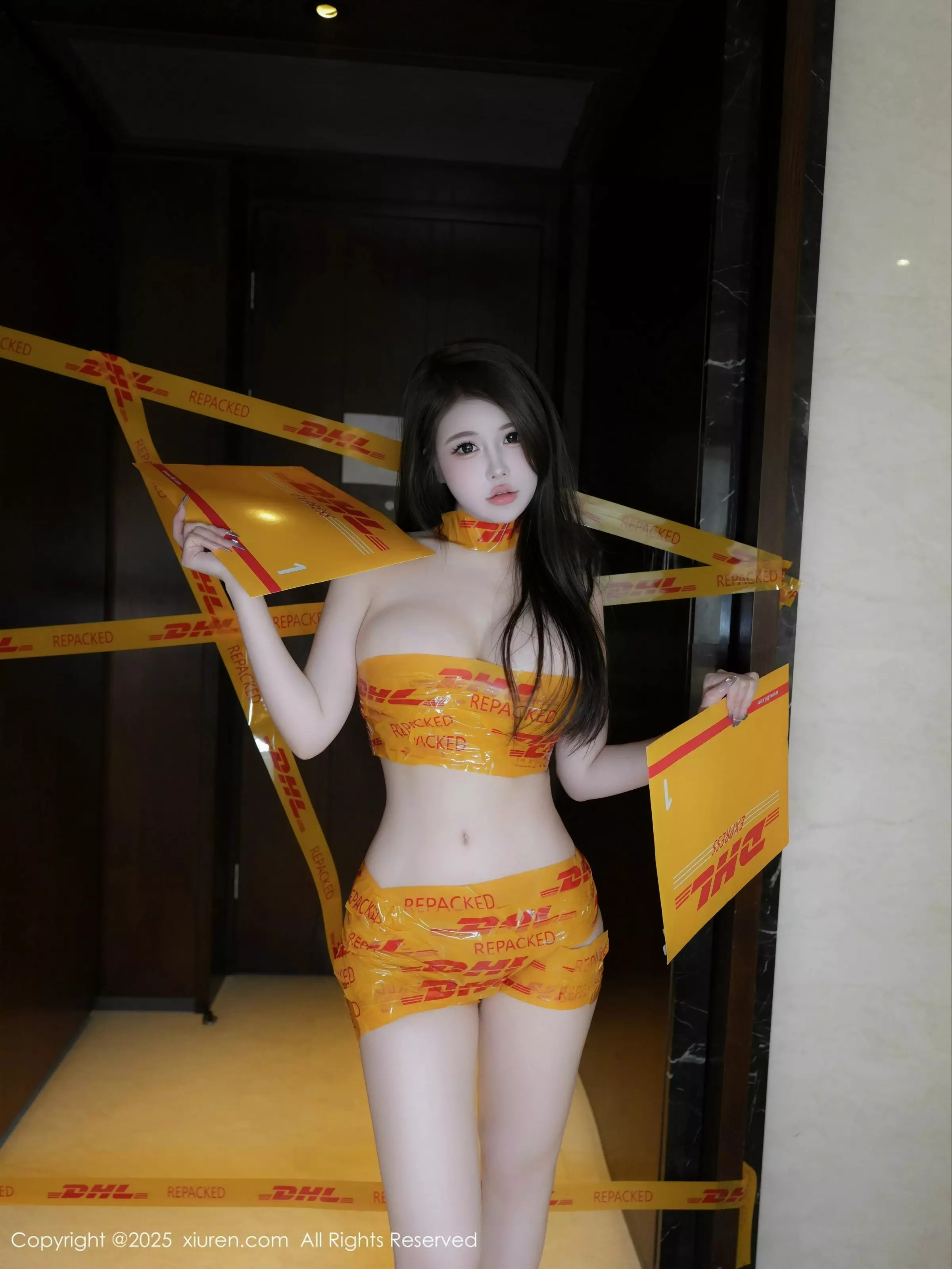 甜妮户外性感黄色胶带裹身秀完美身材白嫩肌肤绝美写真 第 29 张