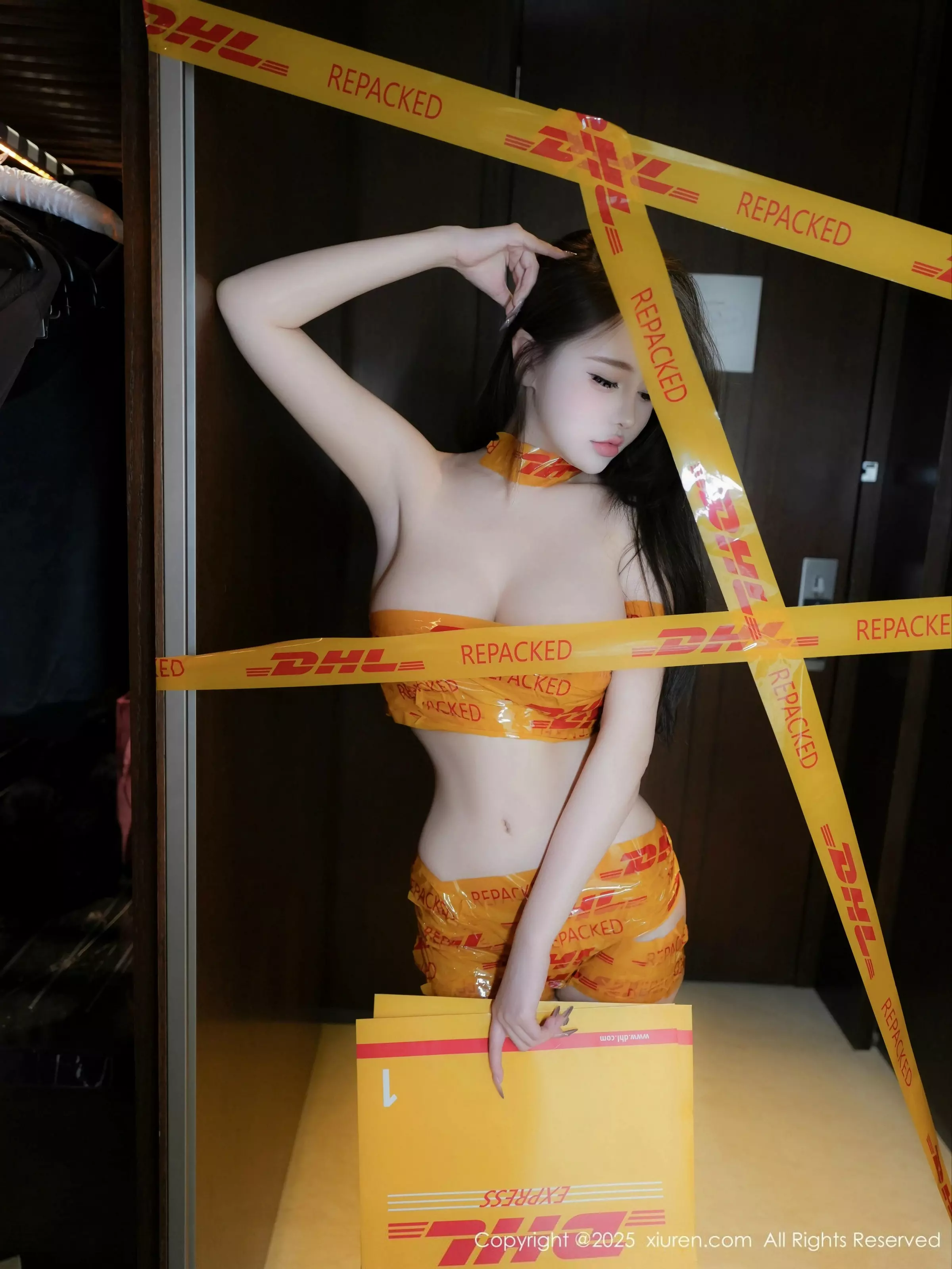 甜妮户外性感黄色胶带裹身秀完美身材白嫩肌肤绝美写真 第 46 张