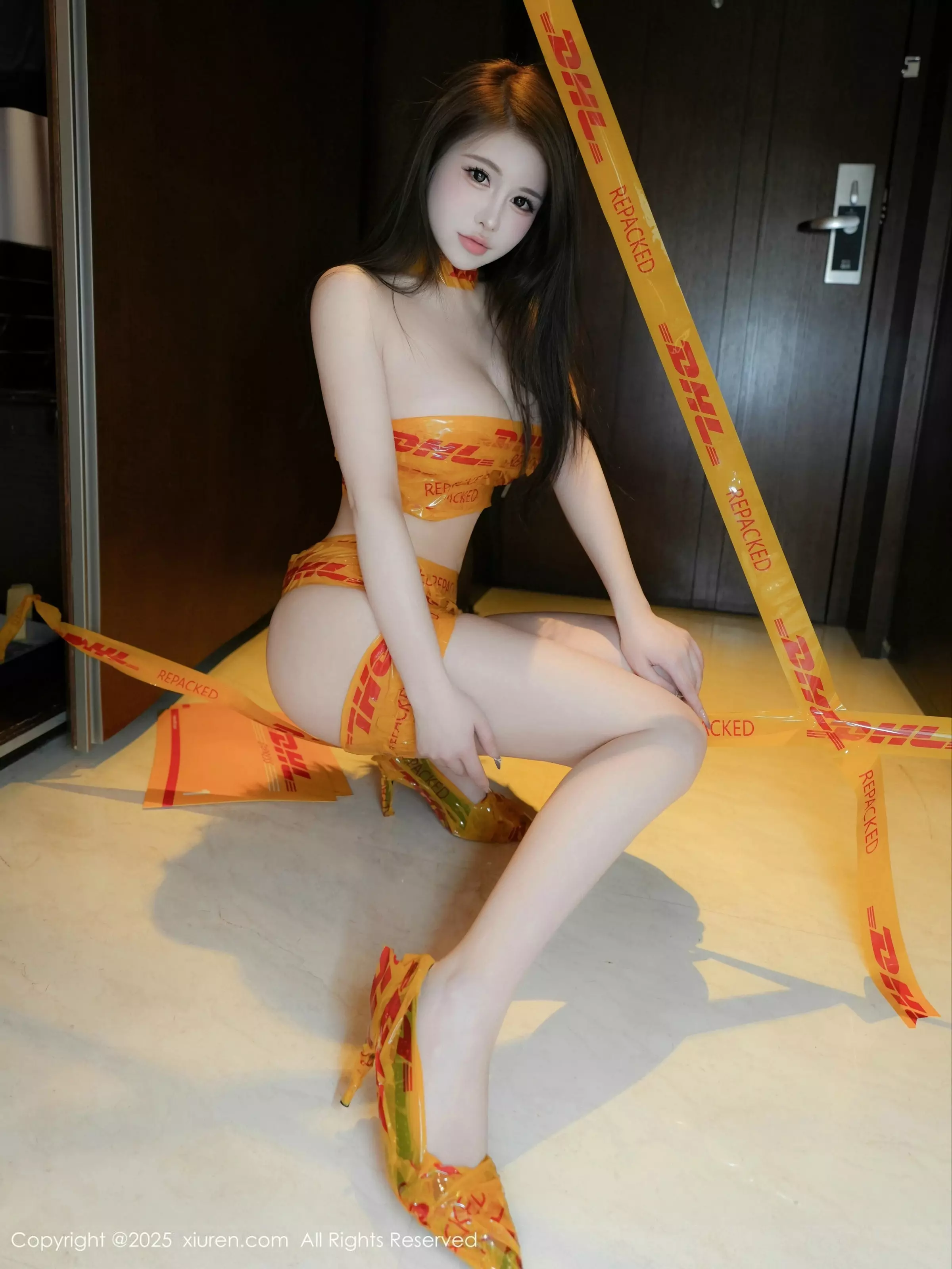 甜妮户外性感黄色胶带裹身秀完美身材白嫩肌肤绝美写真 第 73 张