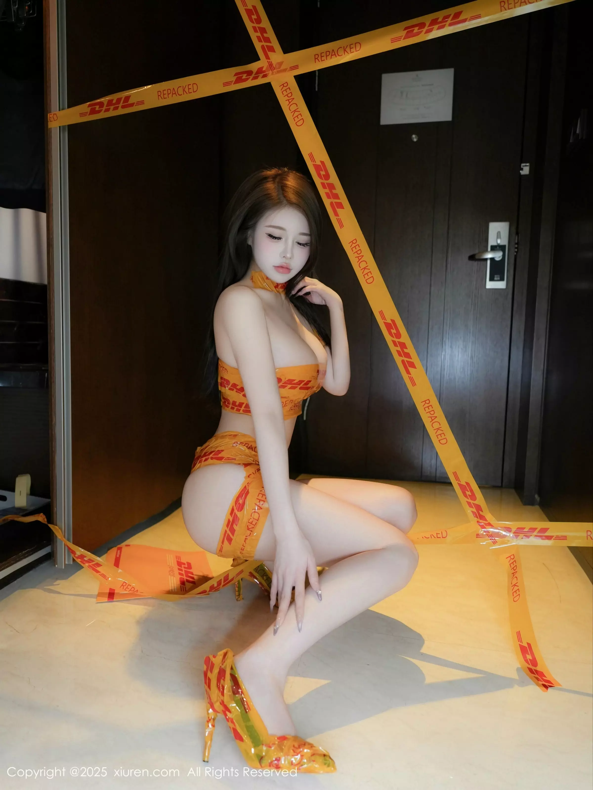 甜妮户外性感黄色胶带裹身秀完美身材白嫩肌肤绝美写真 第 80 张